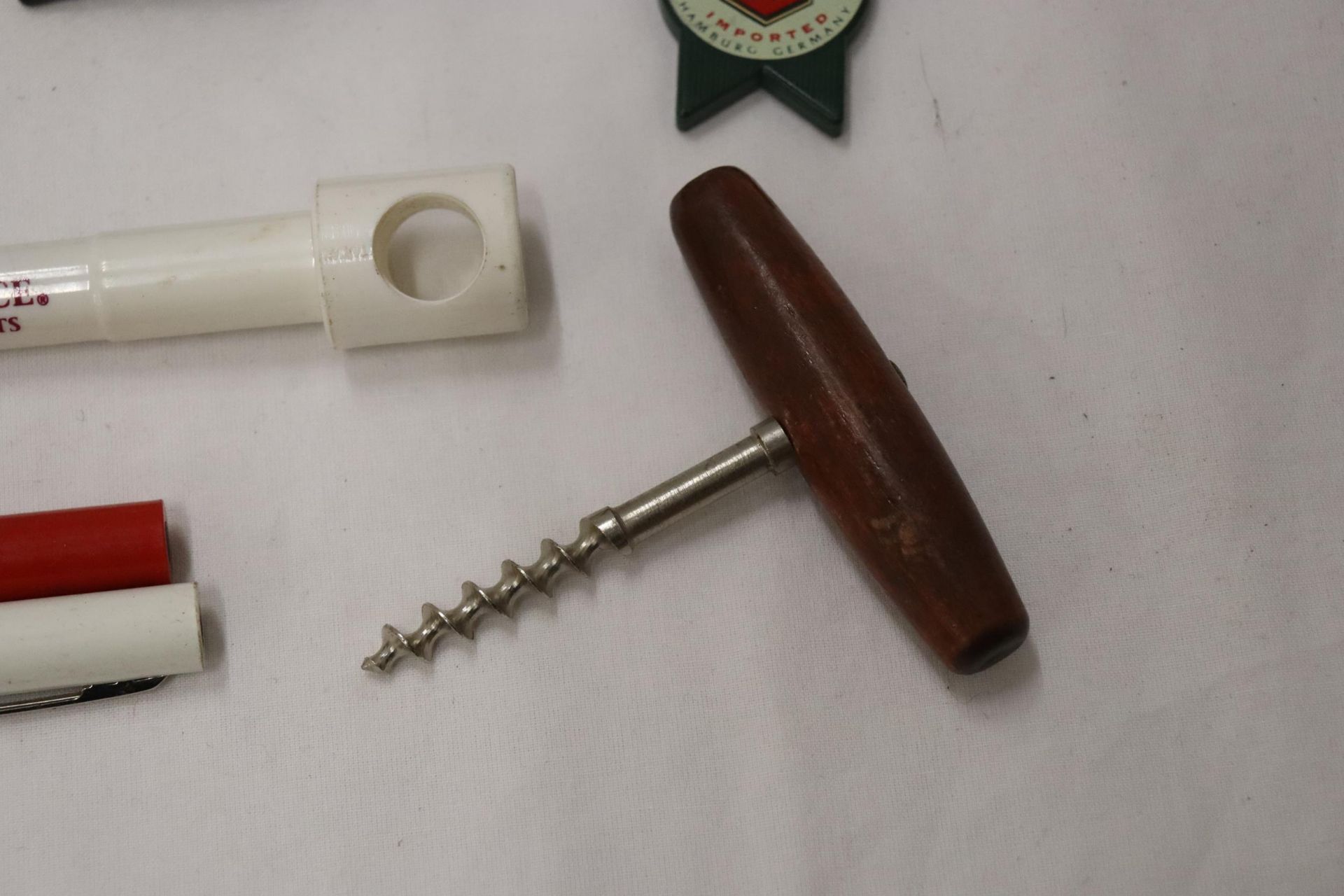 ELEVEN PIECES OF BREWERIANA TO INCLUDE CORKSCREWS, BOTTLE OPENERS, PENS AND A WHISTLE - Image 8 of 10