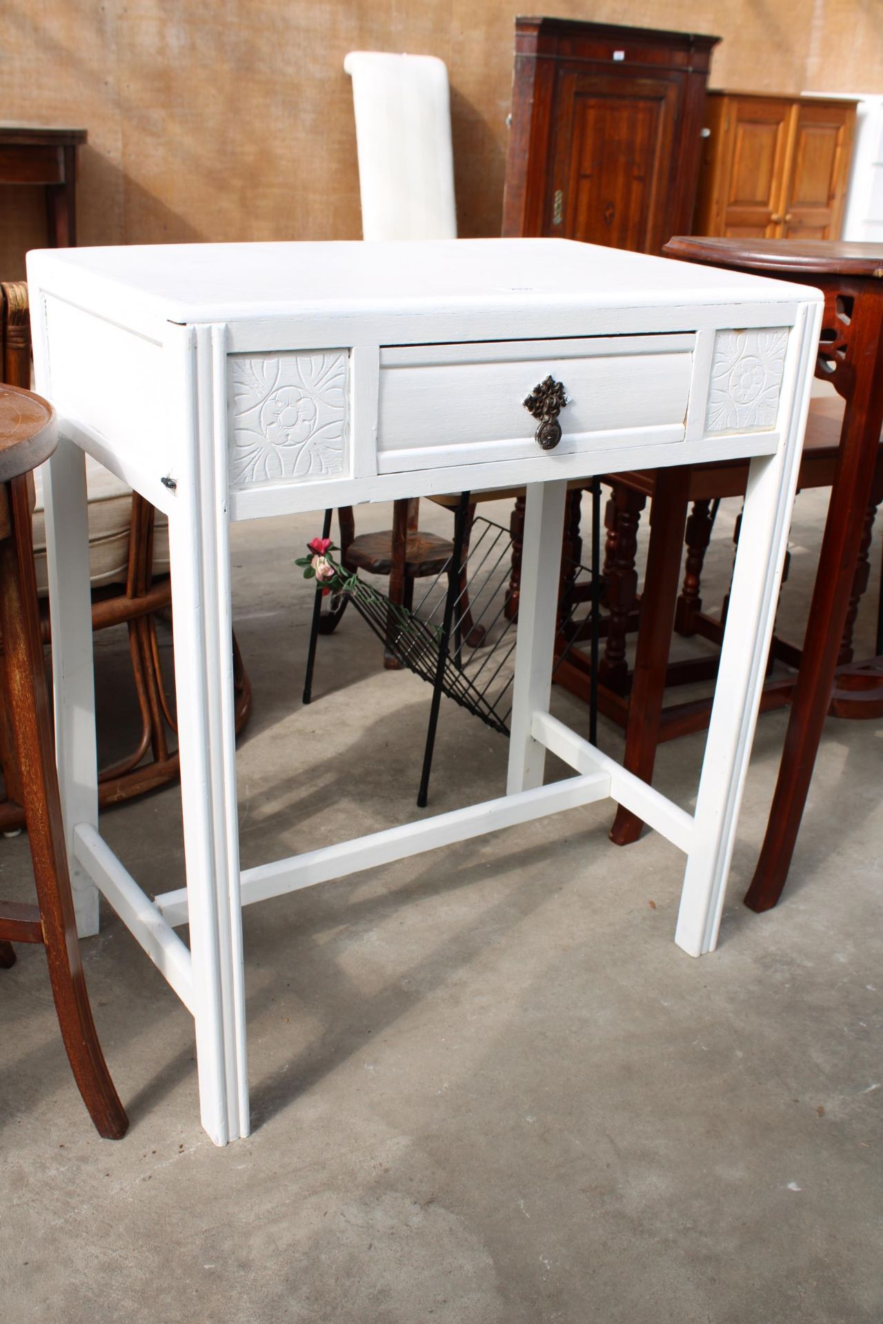 AN OAK WHITE PAINTED SIDE TABLE - Image 2 of 2