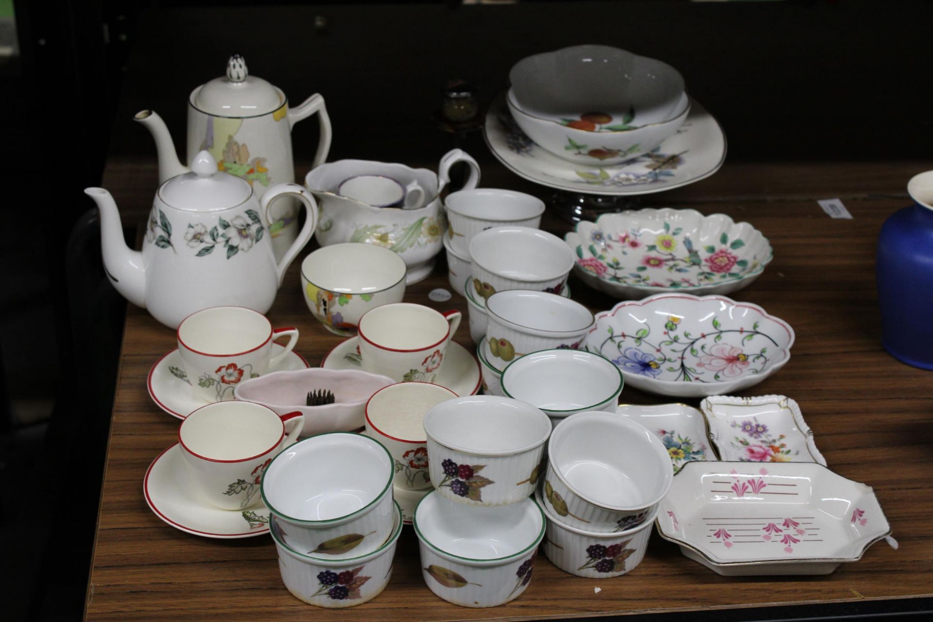 A QUANTITY OF CERAMICS TO INCLUDE A CROWN STAFFORDSHIRE AND TAMS WARE COFFEE POTS, ROYAL