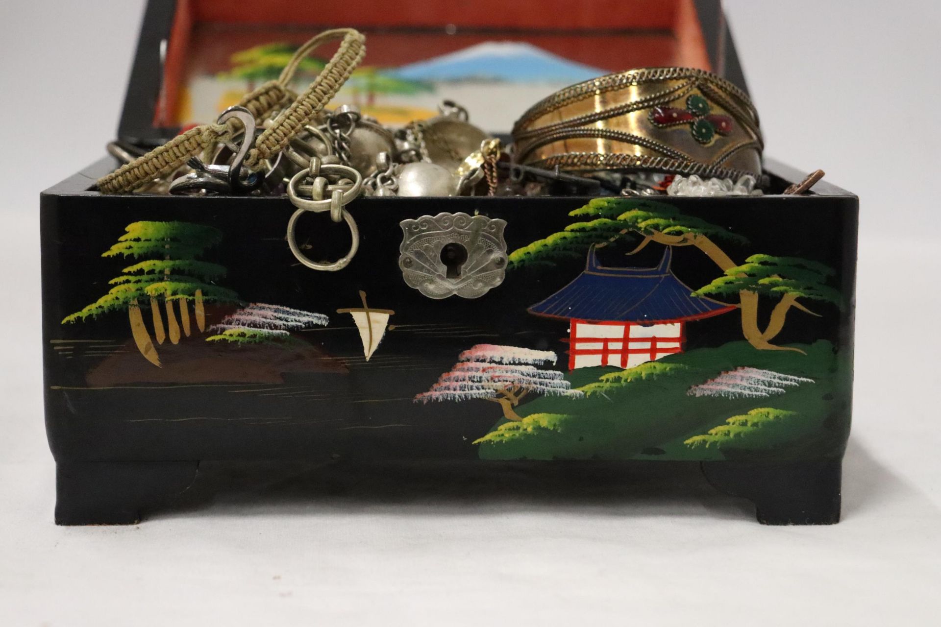 A VINTAGE JAPANESE LACQUERED JEWELLERY BOX WITH A QUANTITY OF COSTUME JEWELLERY - Image 4 of 13