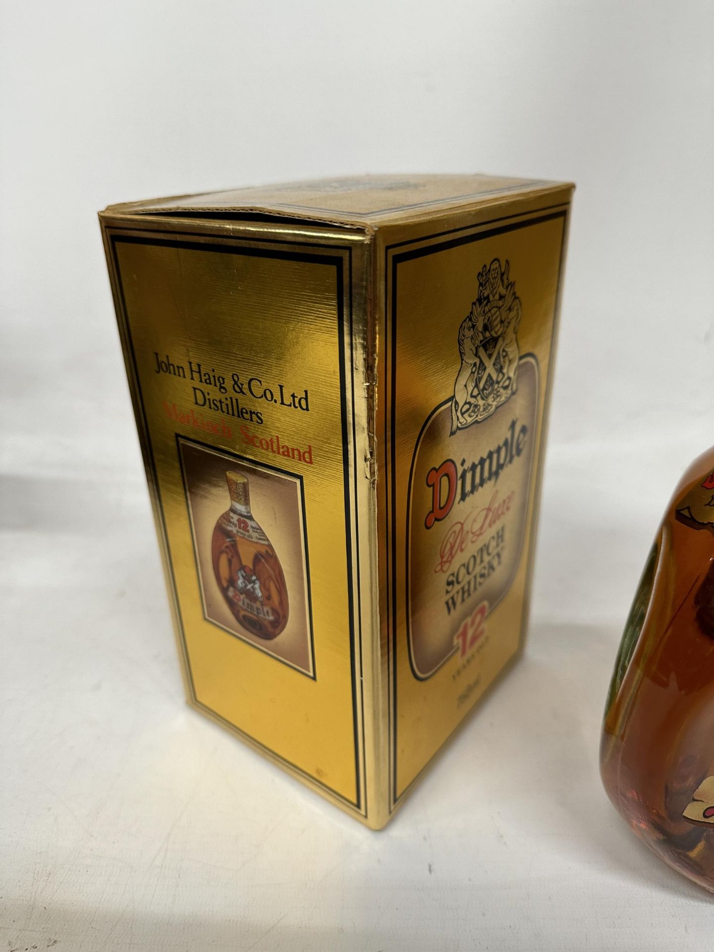 A BOXED 750ML 40% BOTTLE OF DIMPLE DE LUXE 12 YEARS OLD SCOTCH WHISKY - Bild 3 aus 4