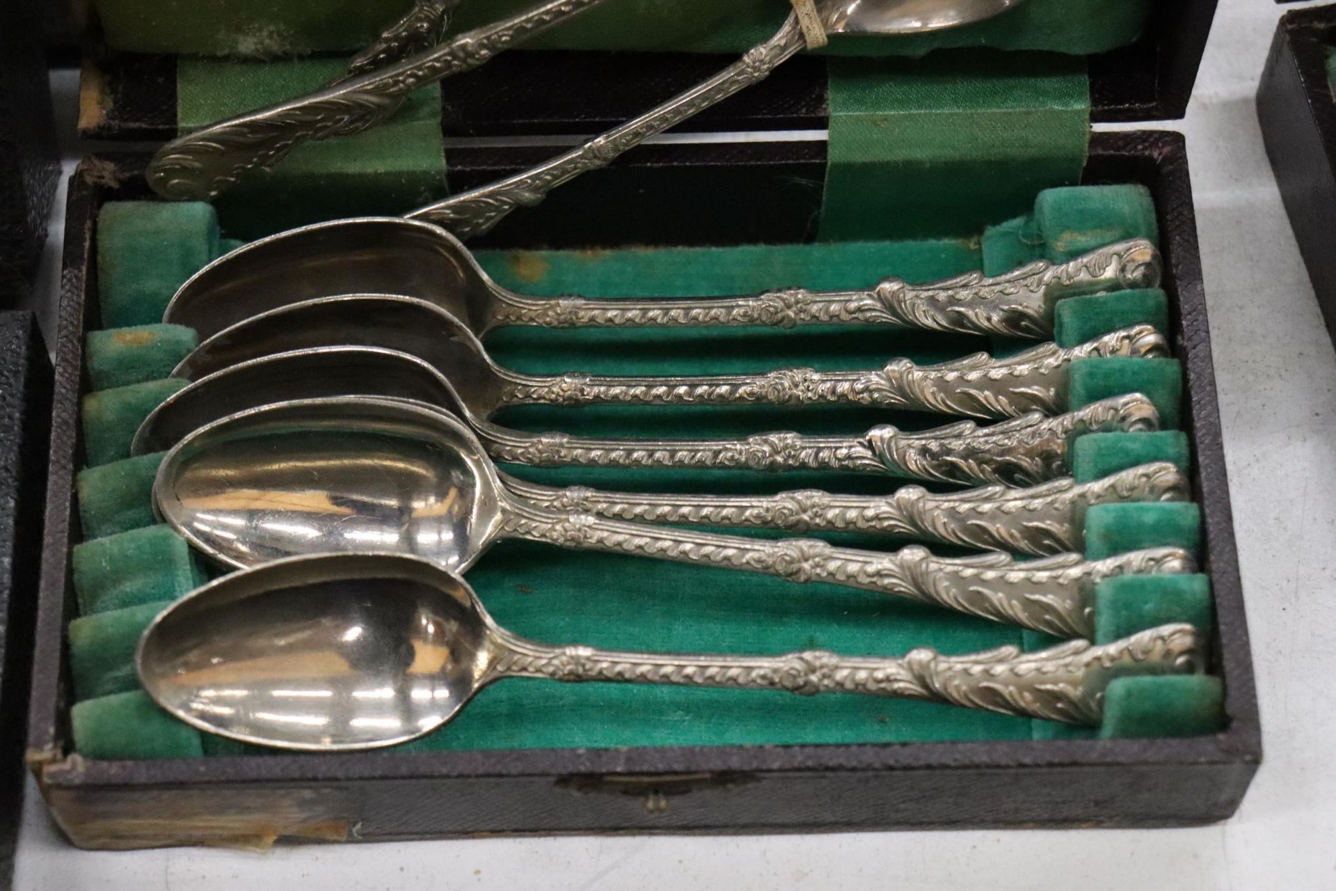 A QUANTITY OF BOXED VINTAGE FLATWARE TO INCLUDE A HORN HANDLED CARVING SET, A CRUET SET, ETC - 7 - Image 14 of 18