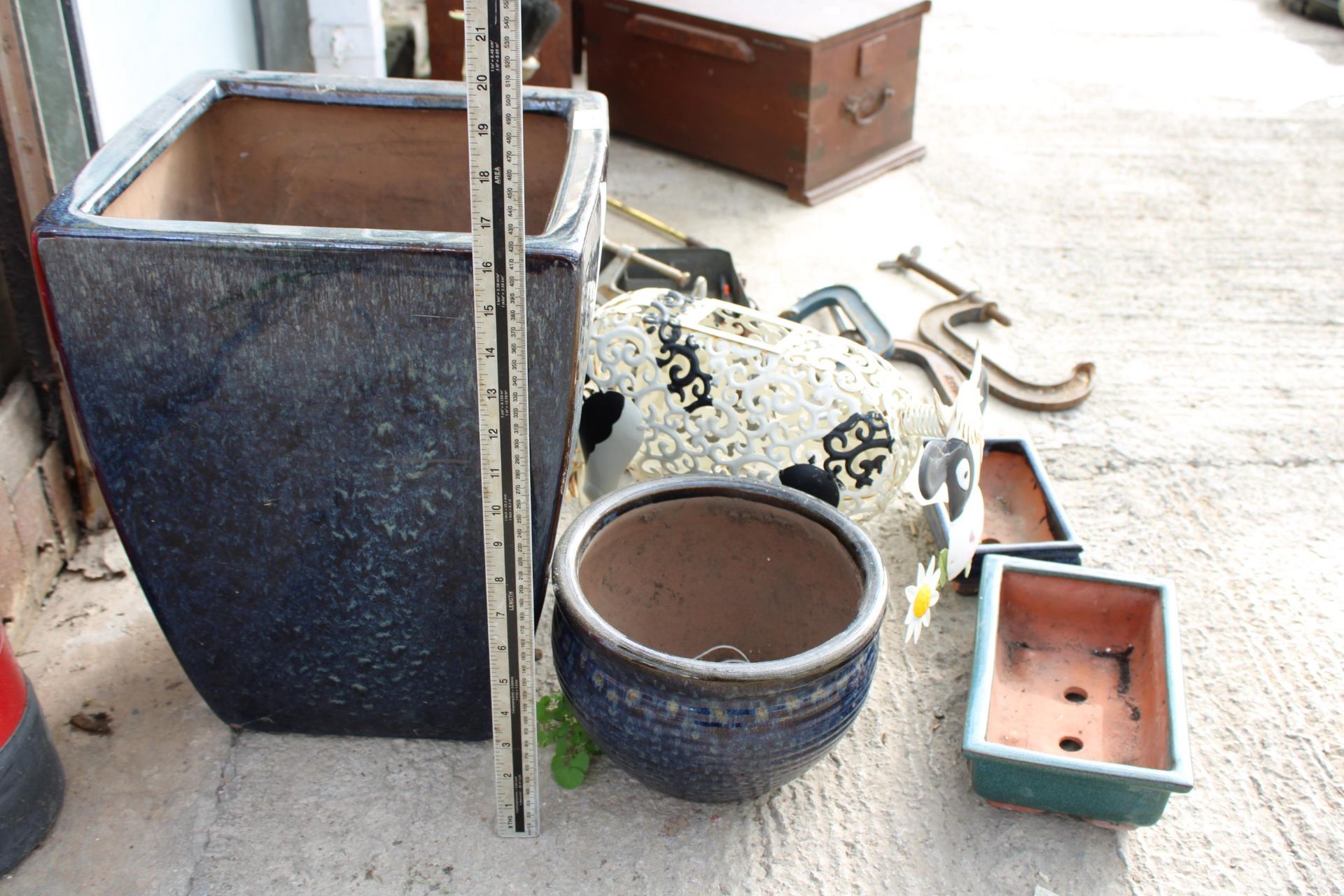AN ASSORTMENT OF GARDEN ITEMS TO INCLUDE GLAZED PLANTERS AND A METAL COW ETC - Image 3 of 4