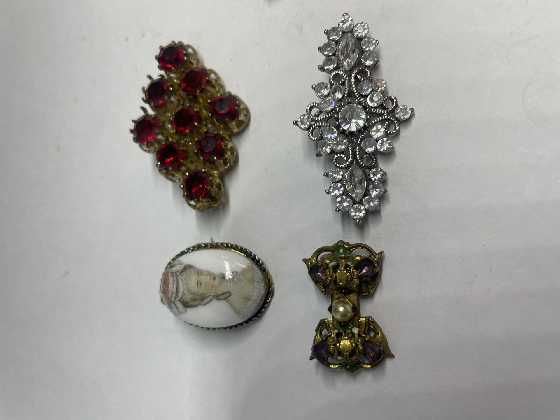 EIGHT VARIOUS VINTAGE BROOCHES - Image 2 of 3
