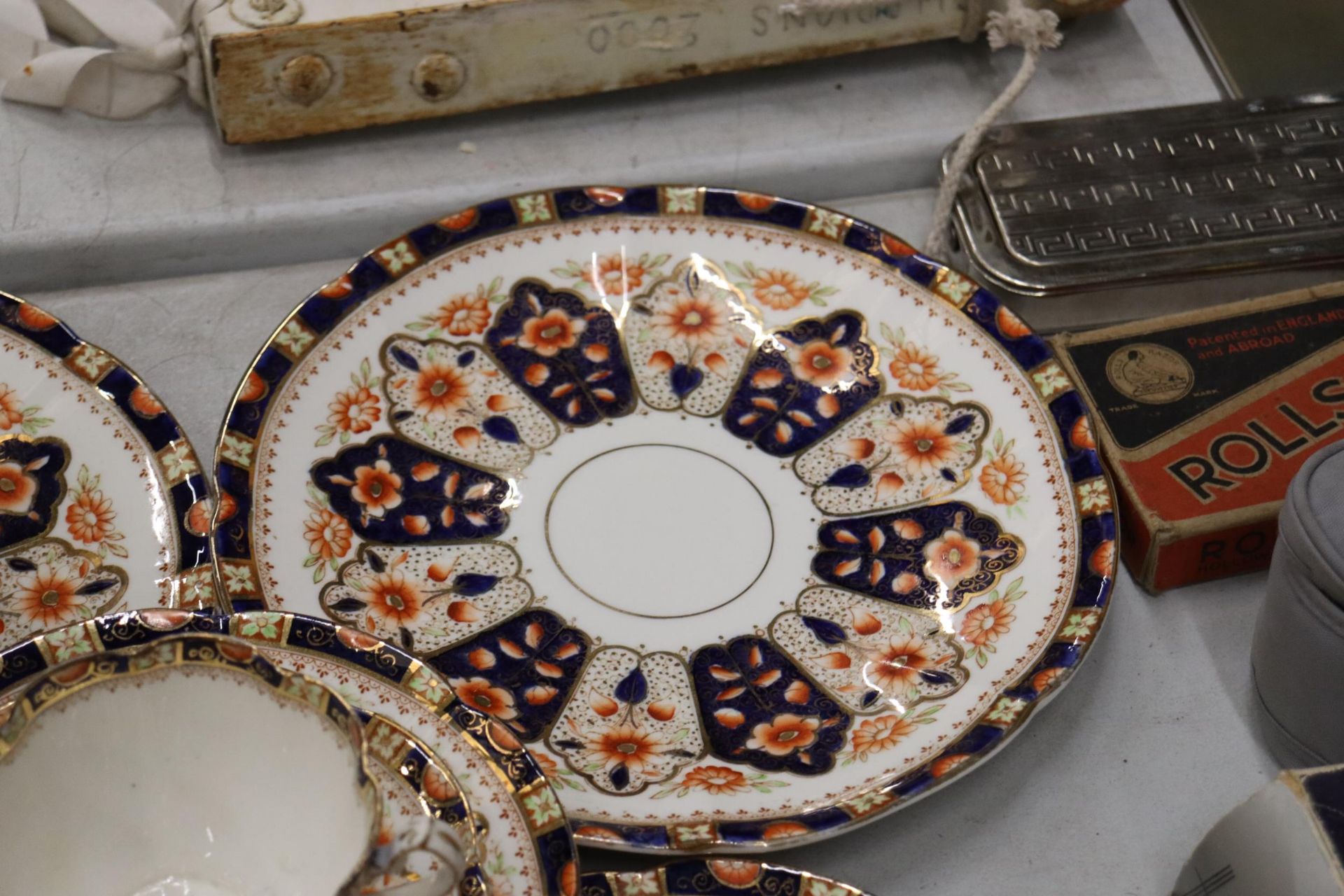 AN ANTIQUE 'COURT CHINA' TEASET TO INCLUDE CAKE PLATES, CUPS, SAUCERS, SIDE PLATES AND A SUGAR BOWL - Bild 6 aus 9