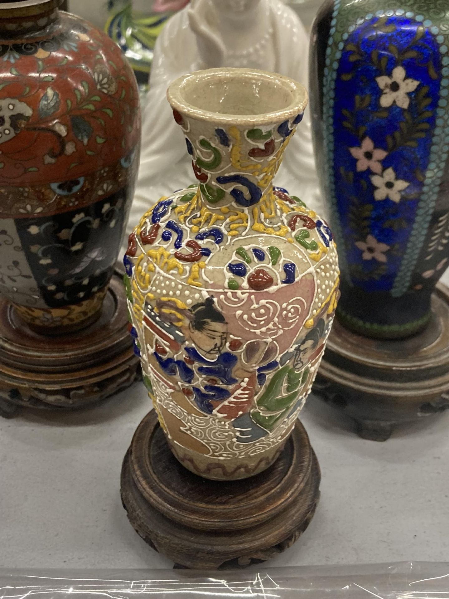 THREE ORIENTAL VASES ON WOODEN STANDS TO INCLUDE CLOISONNE, A SEATED FIGURE, ETC - Image 3 of 5