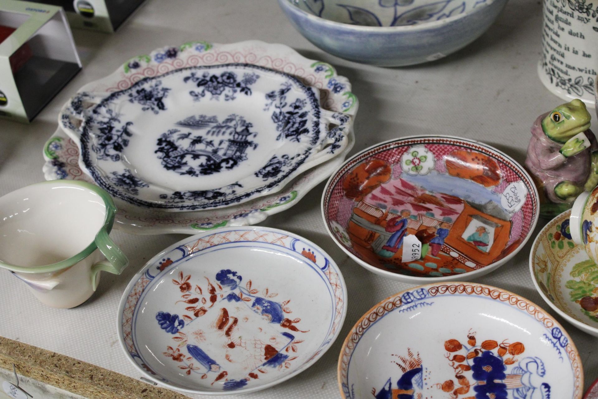 A MIXED LOT OF VINTAGE CERAMICS TO INCLUDE ORIENTAL DISHES, A FRANZ PORCELAIN CUP, CUPS, PLATES, ETC - Image 3 of 3