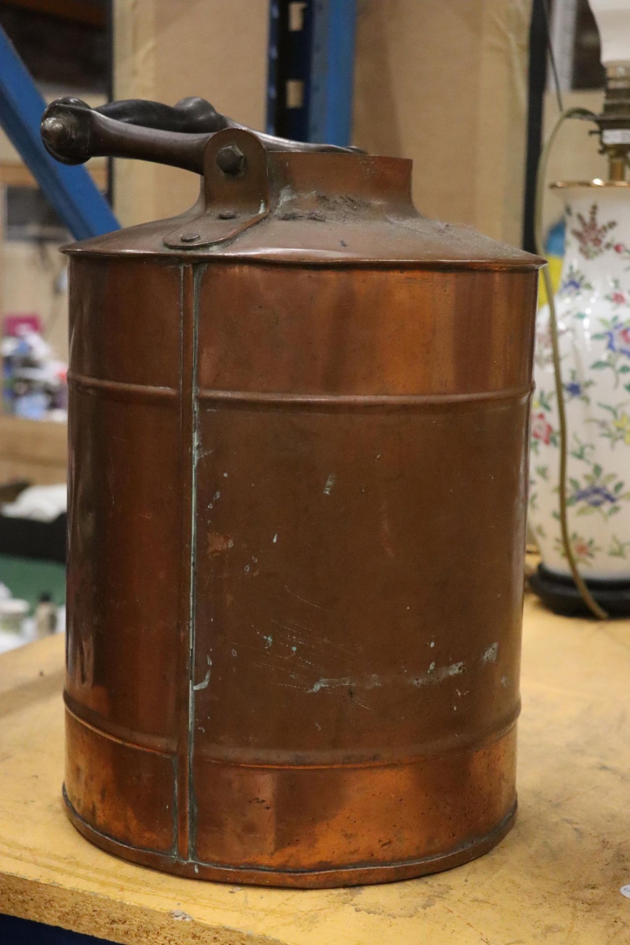THREE PIECES OF VINTAGE COPPER TO INCLUDE A KETTLE, PLANTER AND BUCKET - Image 7 of 8