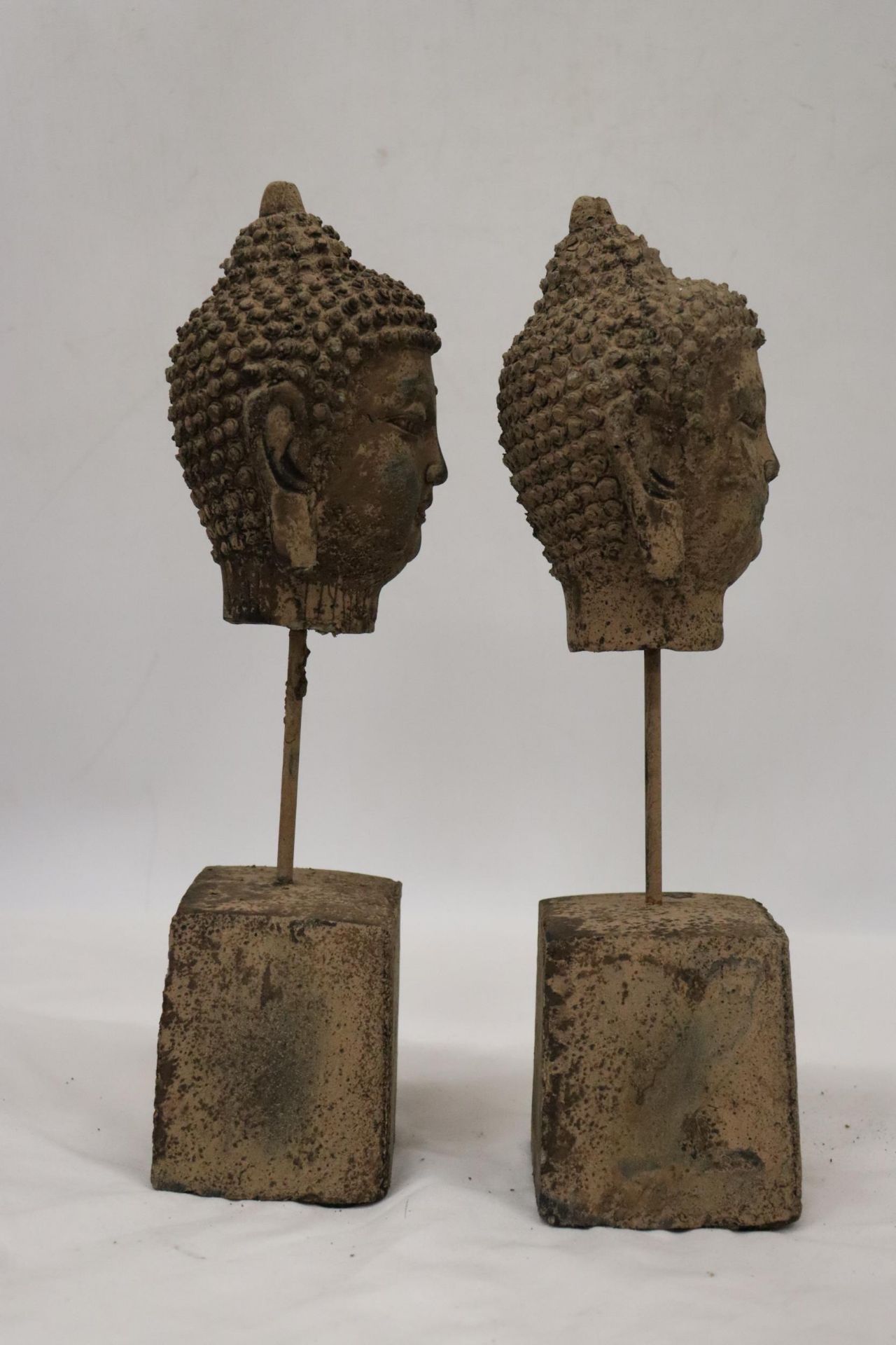 TWO BUDDAH HEADS ON STANDS - Bild 5 aus 5