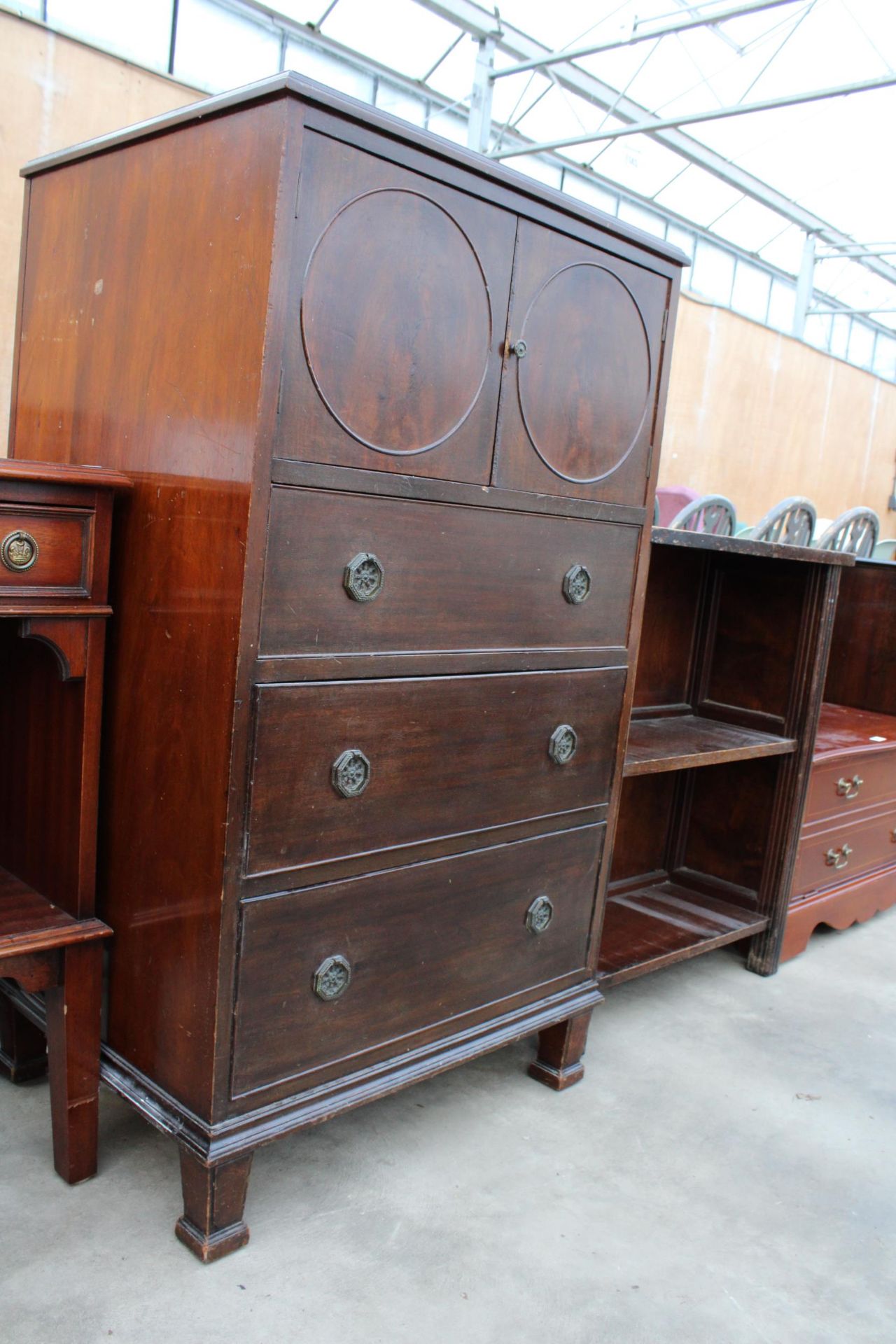 AN EDWARIDAN MAHOGANY CHEST OF THREE GRADUATED DRAWERS WITH A TWO DOOR CUPBOARD TO TOP SECTION 25" - Image 2 of 3