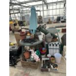 A LARGE ASSORTMENT OF GARDEN ITEMS TO INCLUDE A PLASTIC TABLE, HANGING BASKET BRACKETS, PLANTERS AND