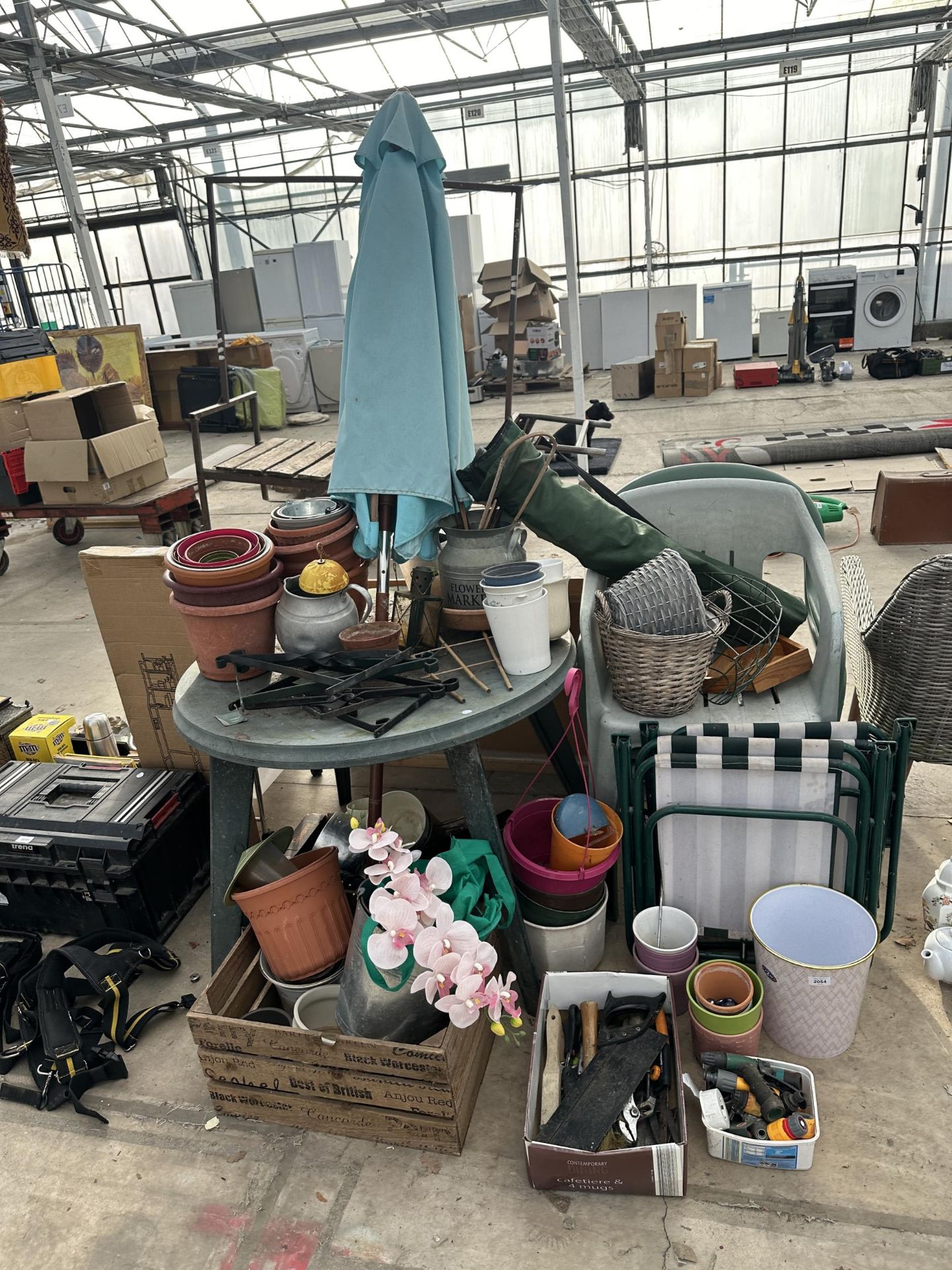 A LARGE ASSORTMENT OF GARDEN ITEMS TO INCLUDE A PLASTIC TABLE, HANGING BASKET BRACKETS, PLANTERS AND