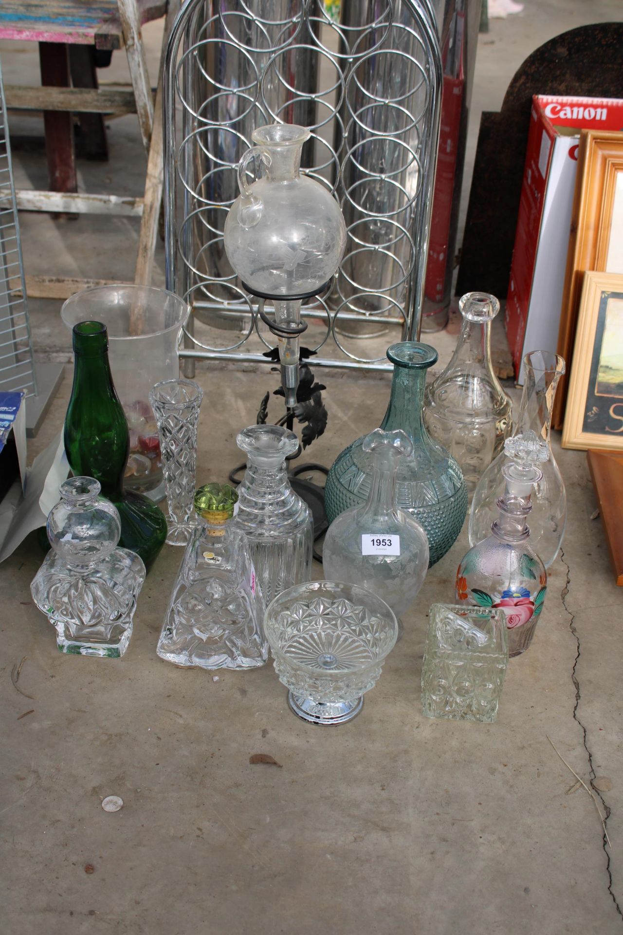 AN ASSORTMENT OF ITEMS TO INCLUDE A WINERACK, DECANTORS AND VASES ETC - Bild 2 aus 2