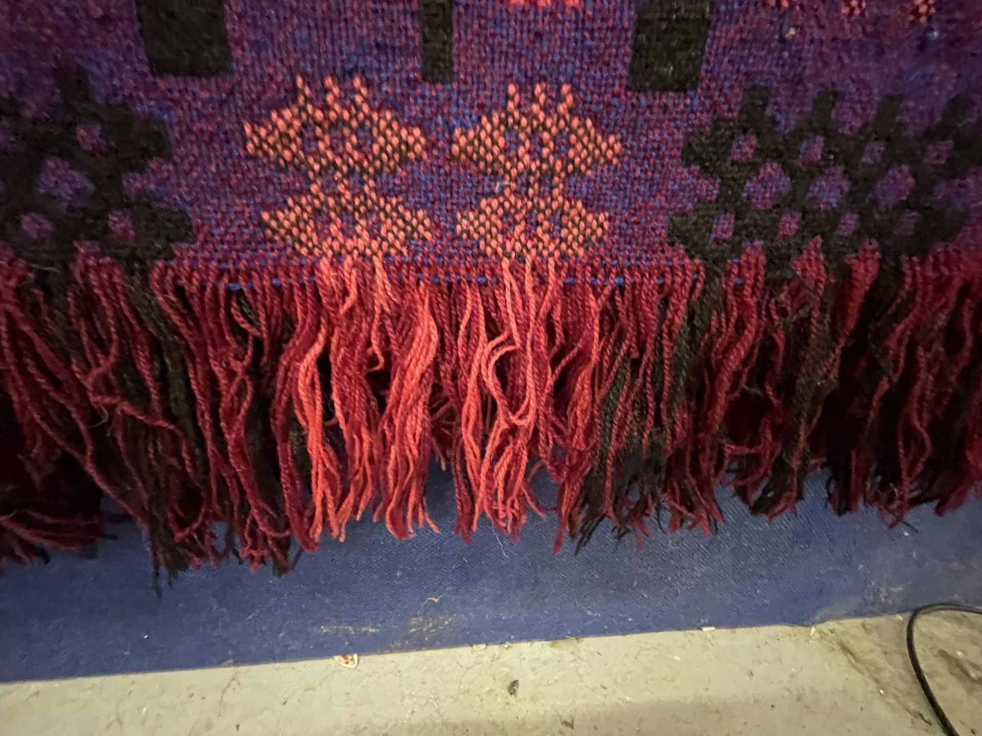 A PURPLE LIQUORICE AND PINK PURE WOOL WELSH FRINGED TAPESTRY BLANKET 246CM X 200CM - Image 3 of 3