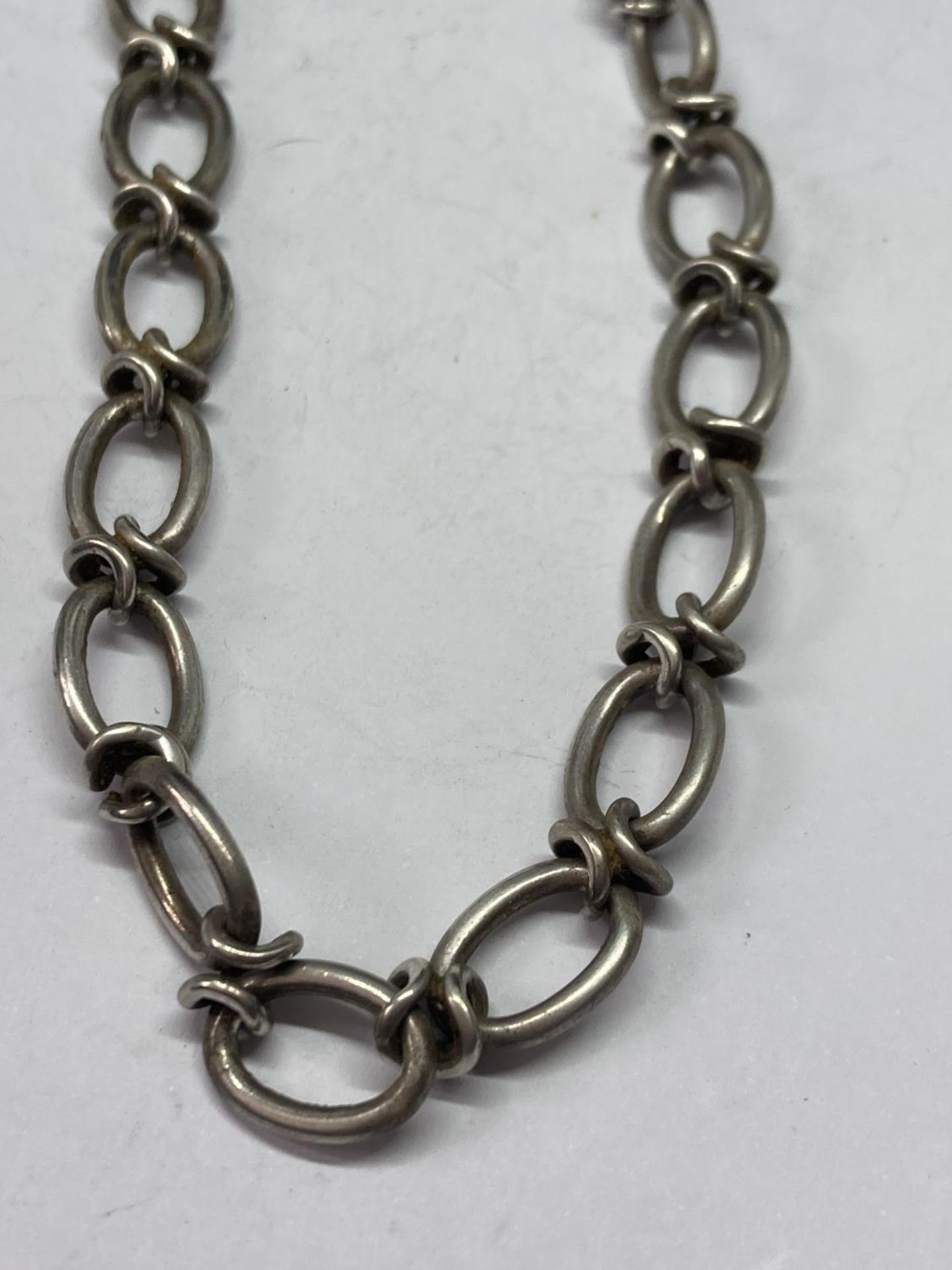 A HEAVY SILVER NECK CHAIN - Image 2 of 3