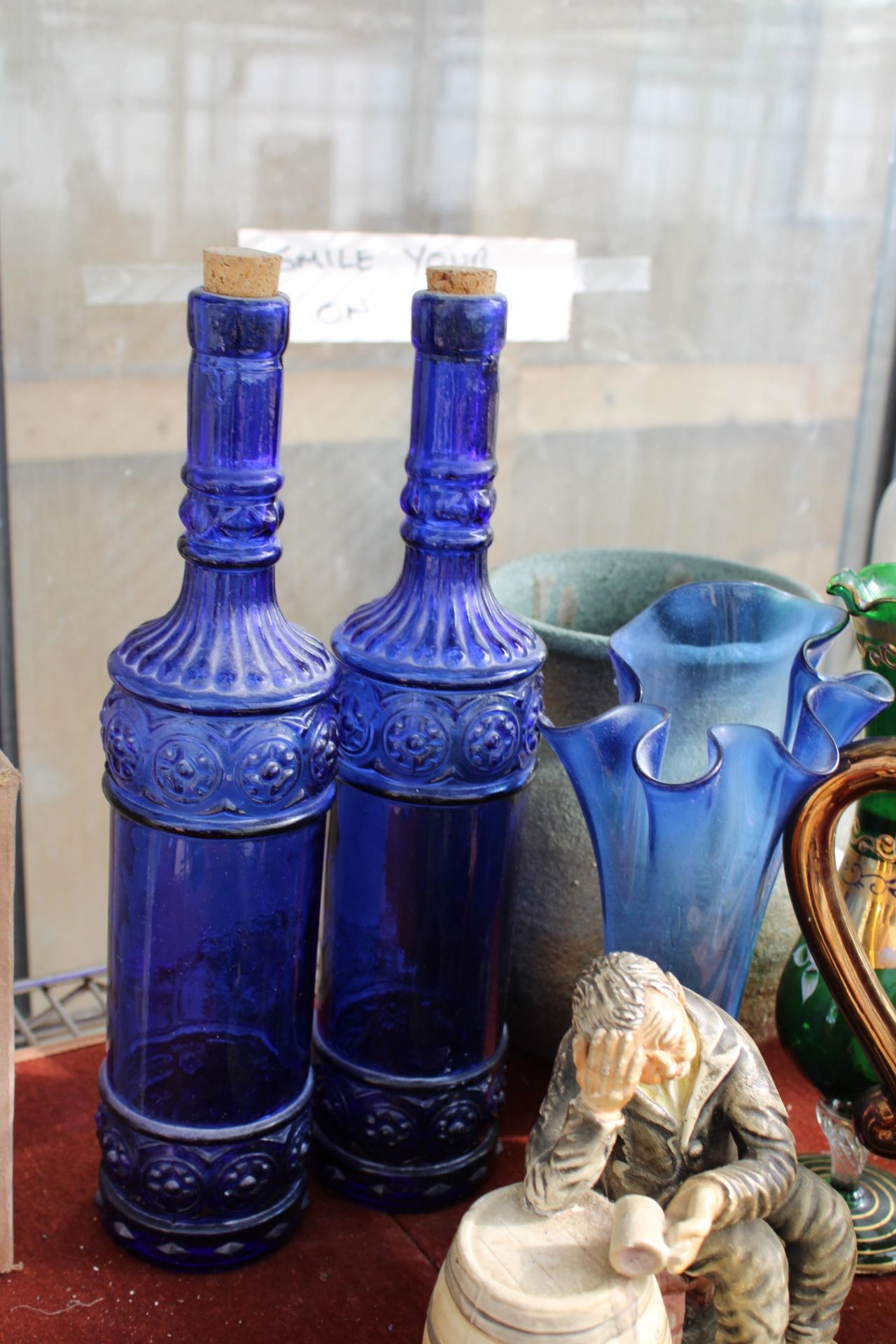 AN ASSORTMENT OF GLASS AND CERAMIC ITEMS TO INCLUDE BOTTLES, VASES AND A JUG ETC - Image 2 of 4