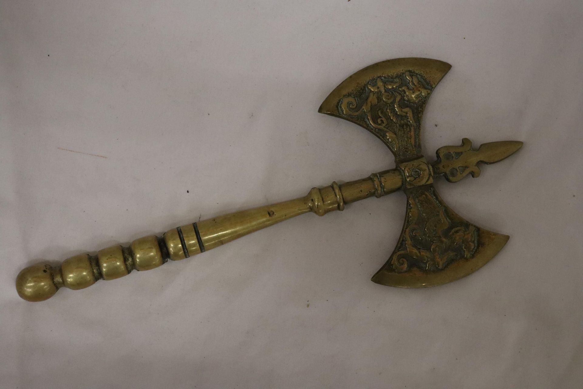 A SOLID BRASS DOUBLE SIDED BATTLE AXE - Image 5 of 5