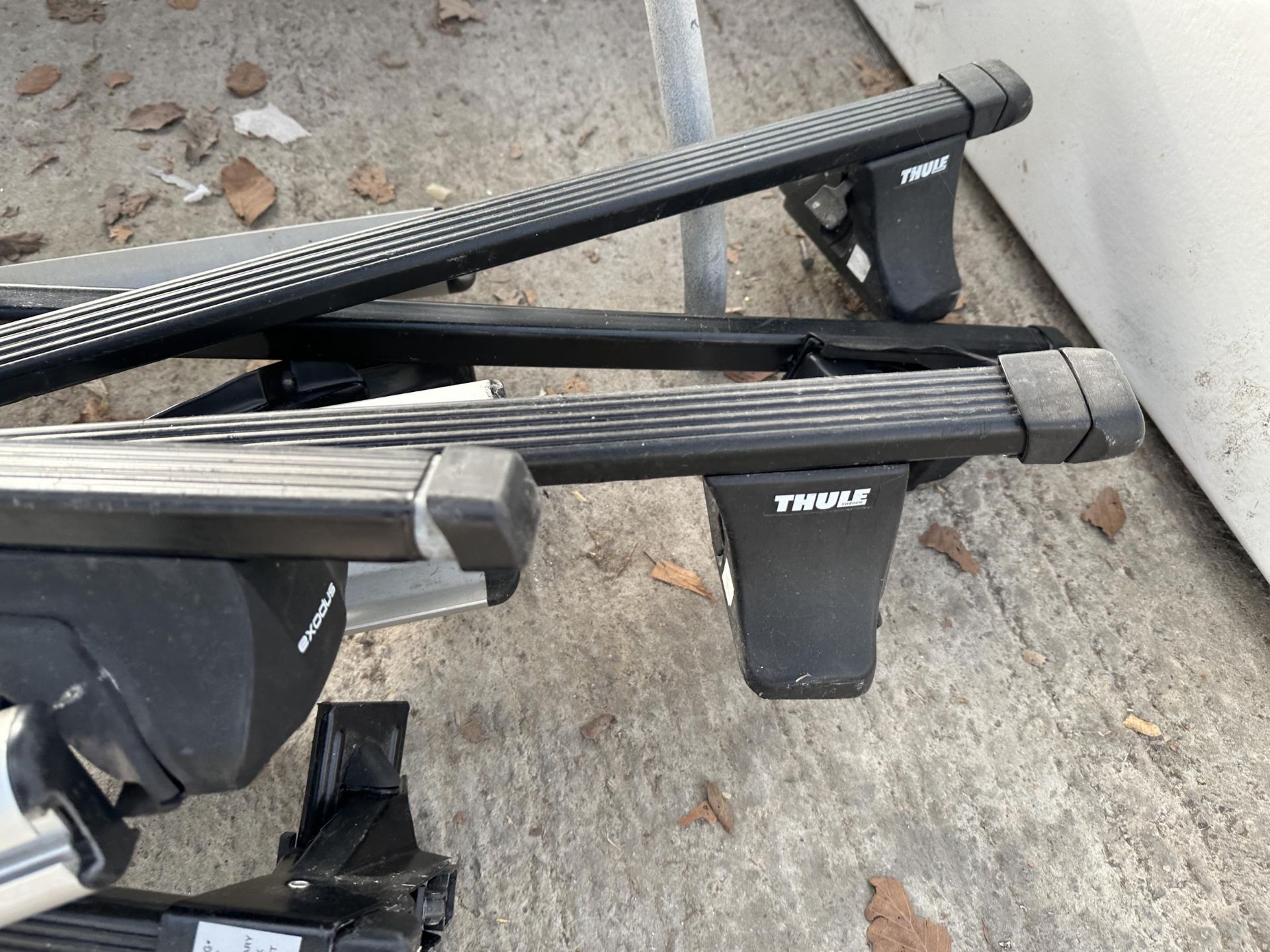 A COLLECTION OF CAR ROOF BARS TO INCLUDE THULE ETC - Bild 2 aus 3
