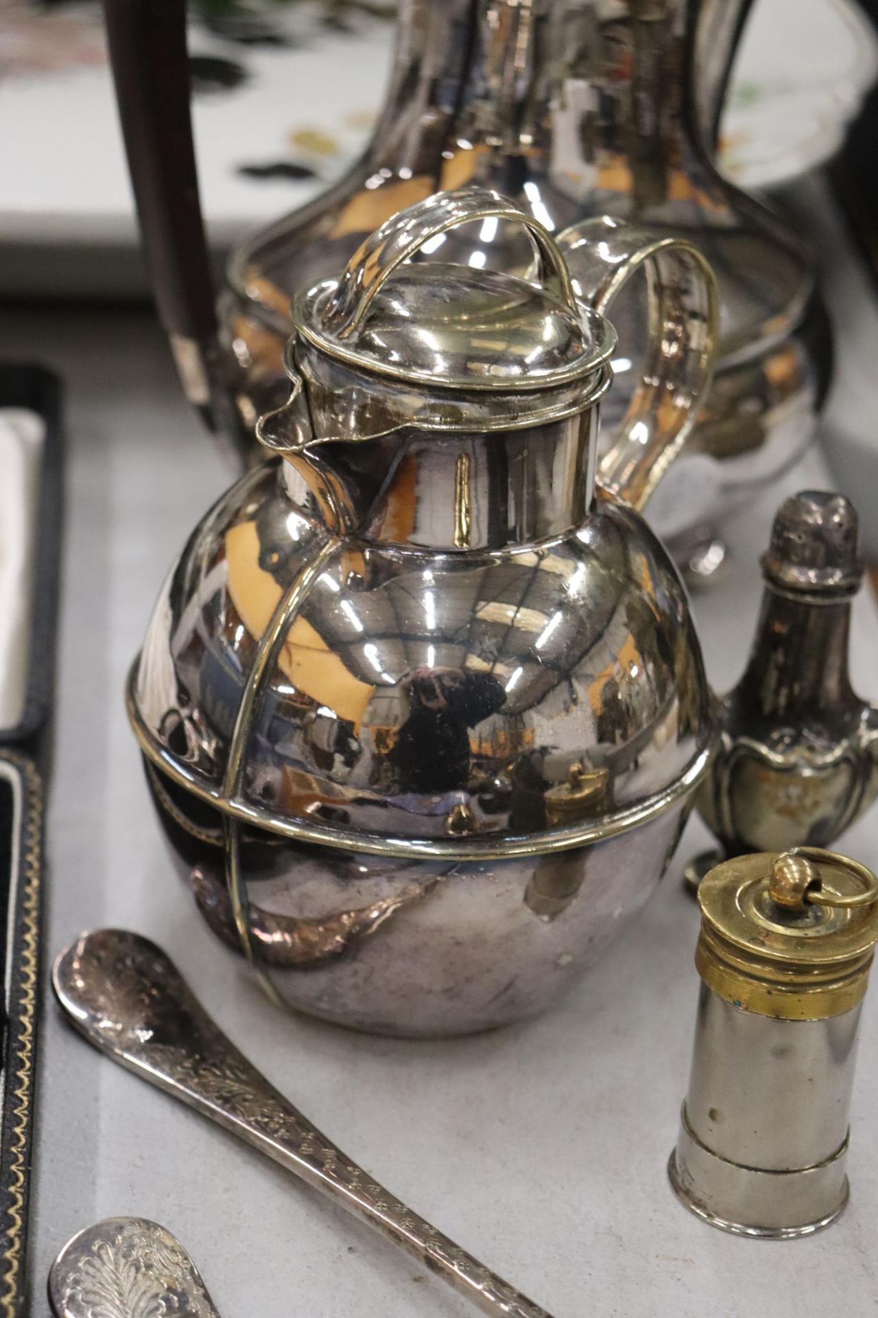 A QUANTITY OF SILVERPLATE TO INCLUDE A COFFEE POT, COFFEE WAMER, SPOONS ETC - Image 11 of 12