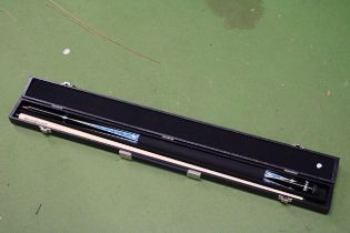 A STINGER DE LUX POOL CUE IN A HARD CASE