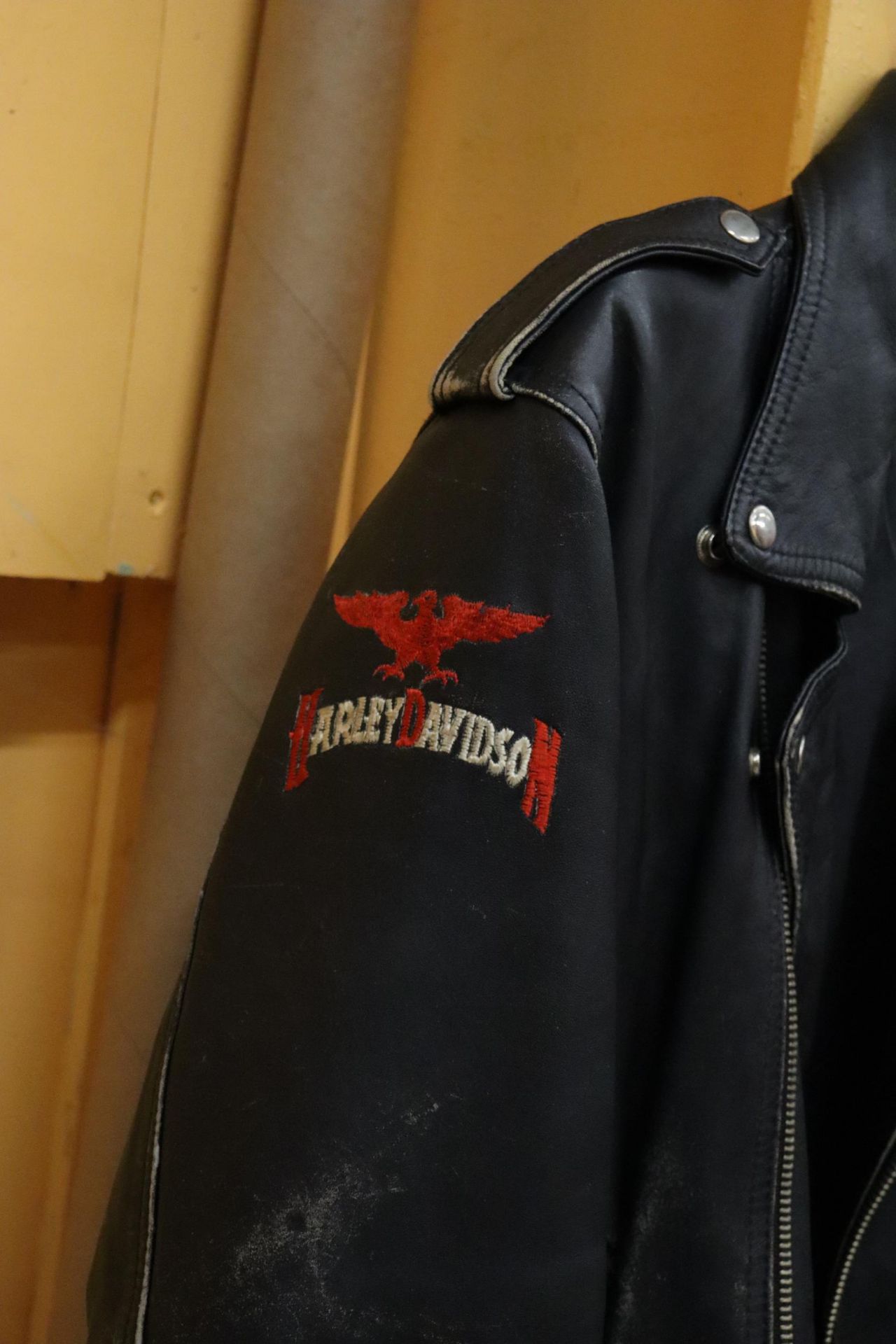 A VINTAGE HARLEY DAVIDSON LEATHER MOTOR CYCLE JACKET WITH LOGO TO THE BACK - Image 8 of 11