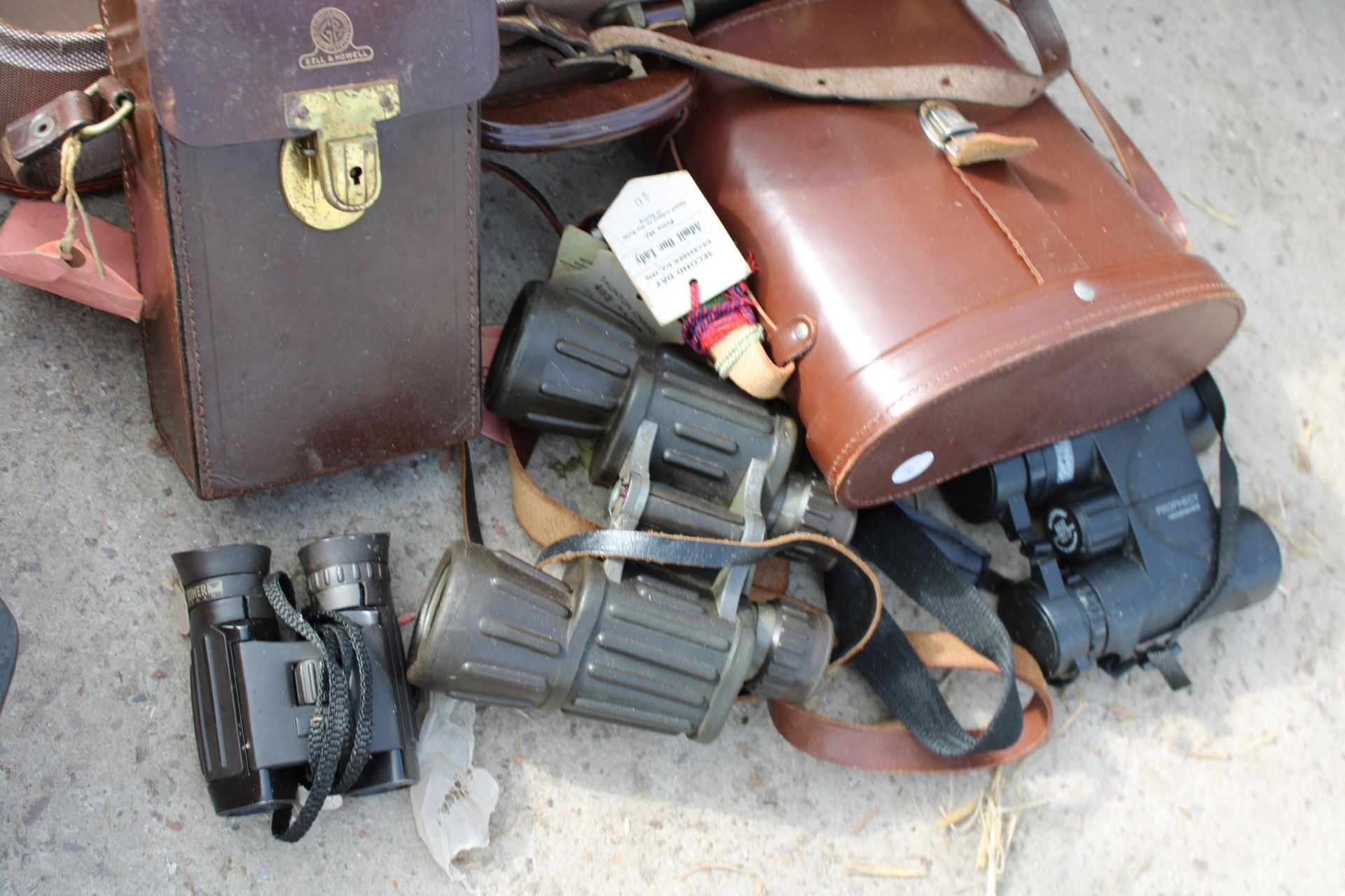 AN ASSORTMENT OF ITEMS TO INCLUDE A VINTAGE PROJECTOR AND FOUR PAIRS OF BINOCULARS ETC - Image 2 of 3