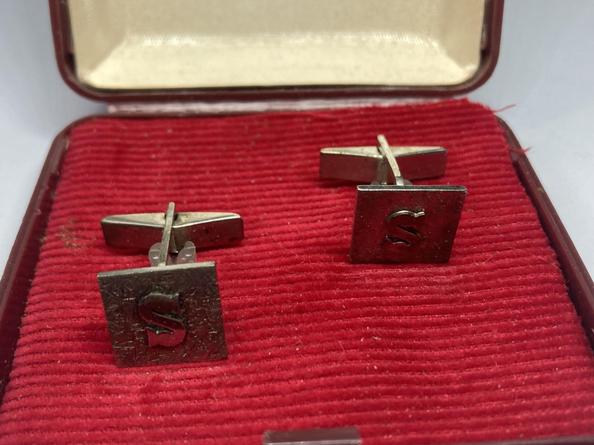 A PAIR OF SILVER CUFFLINKS IN A PRESENTATION BOX - Image 2 of 3