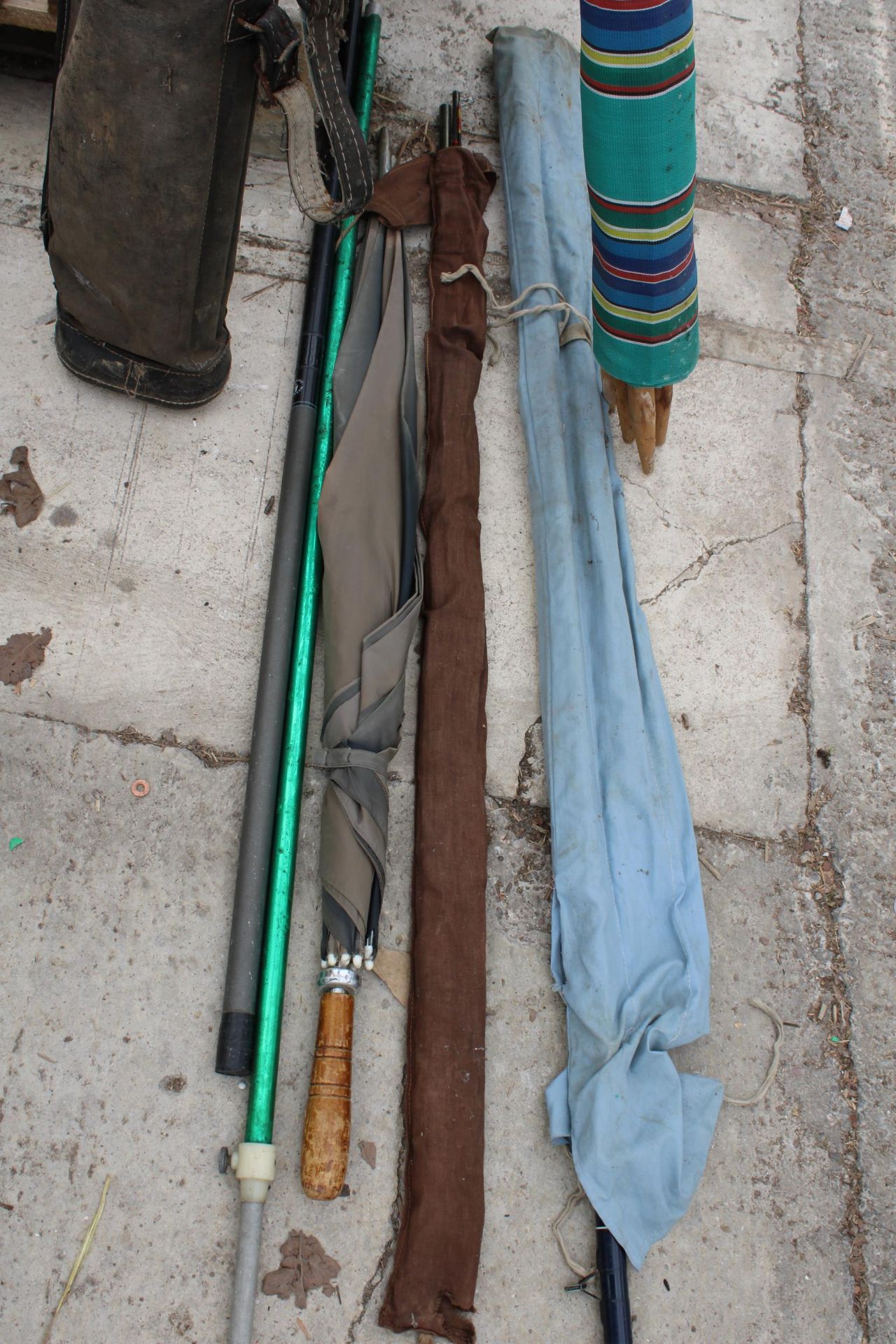 AN ASSORTMENT OF FISHING RODS AND A WIND BREAK - Bild 4 aus 4