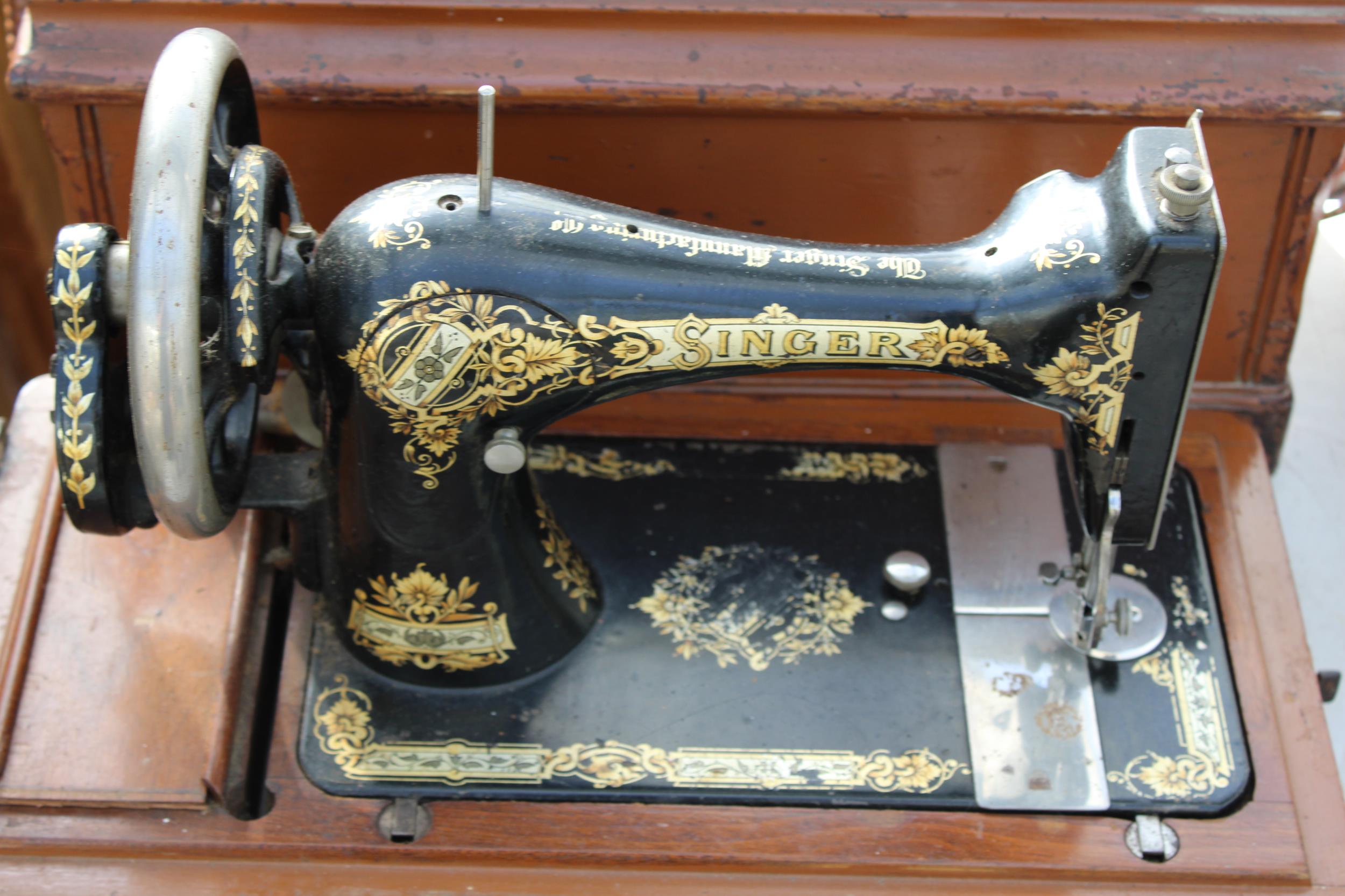 A VINTAGE SINGER SEWING MACHINE WITH CARRY CASE - Image 2 of 3