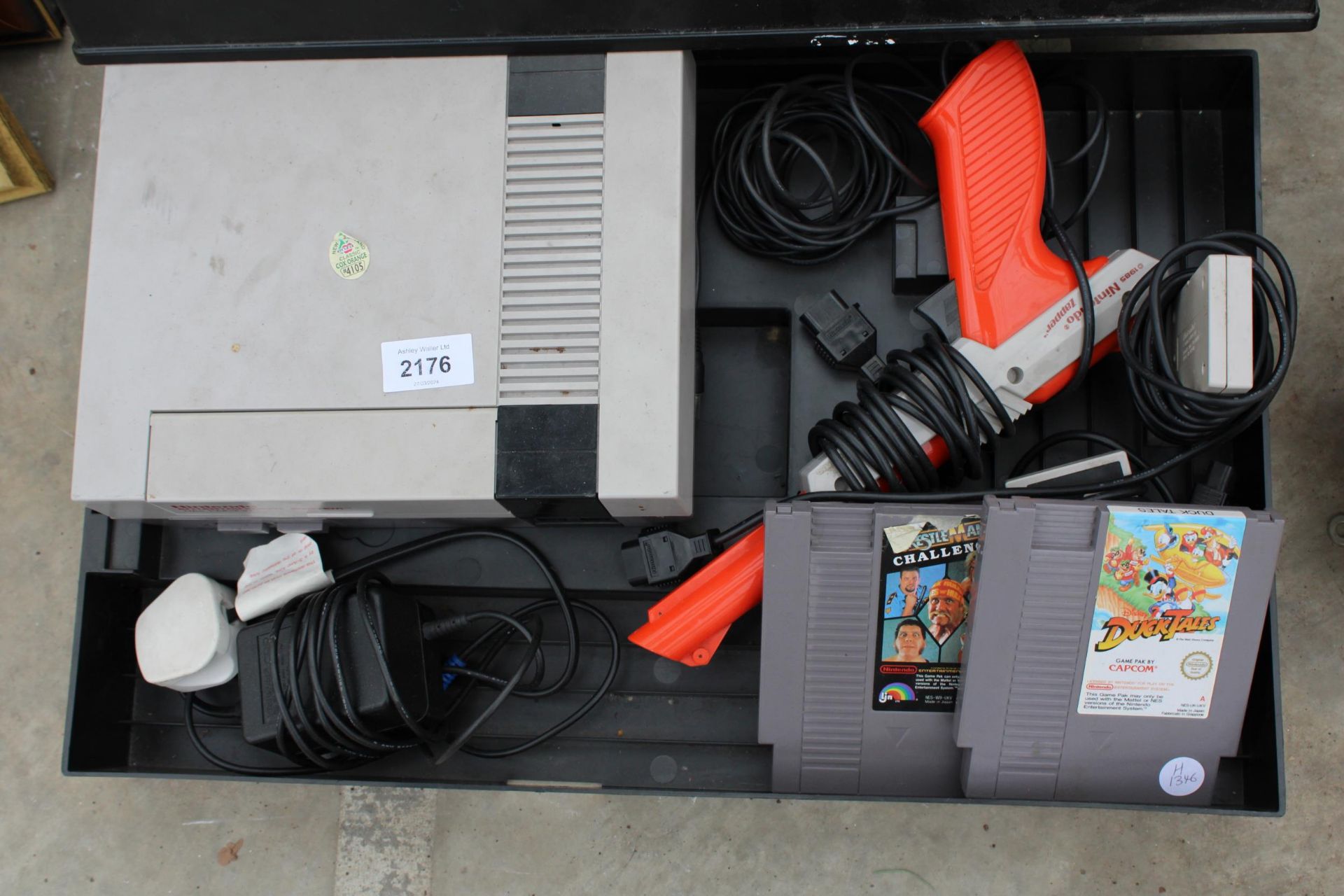 A NINTENDO ENTERTAINMENT SYSTEM GAMES CONSOLE WITH CONTROLLERS AND TWO GAMES - Bild 2 aus 4