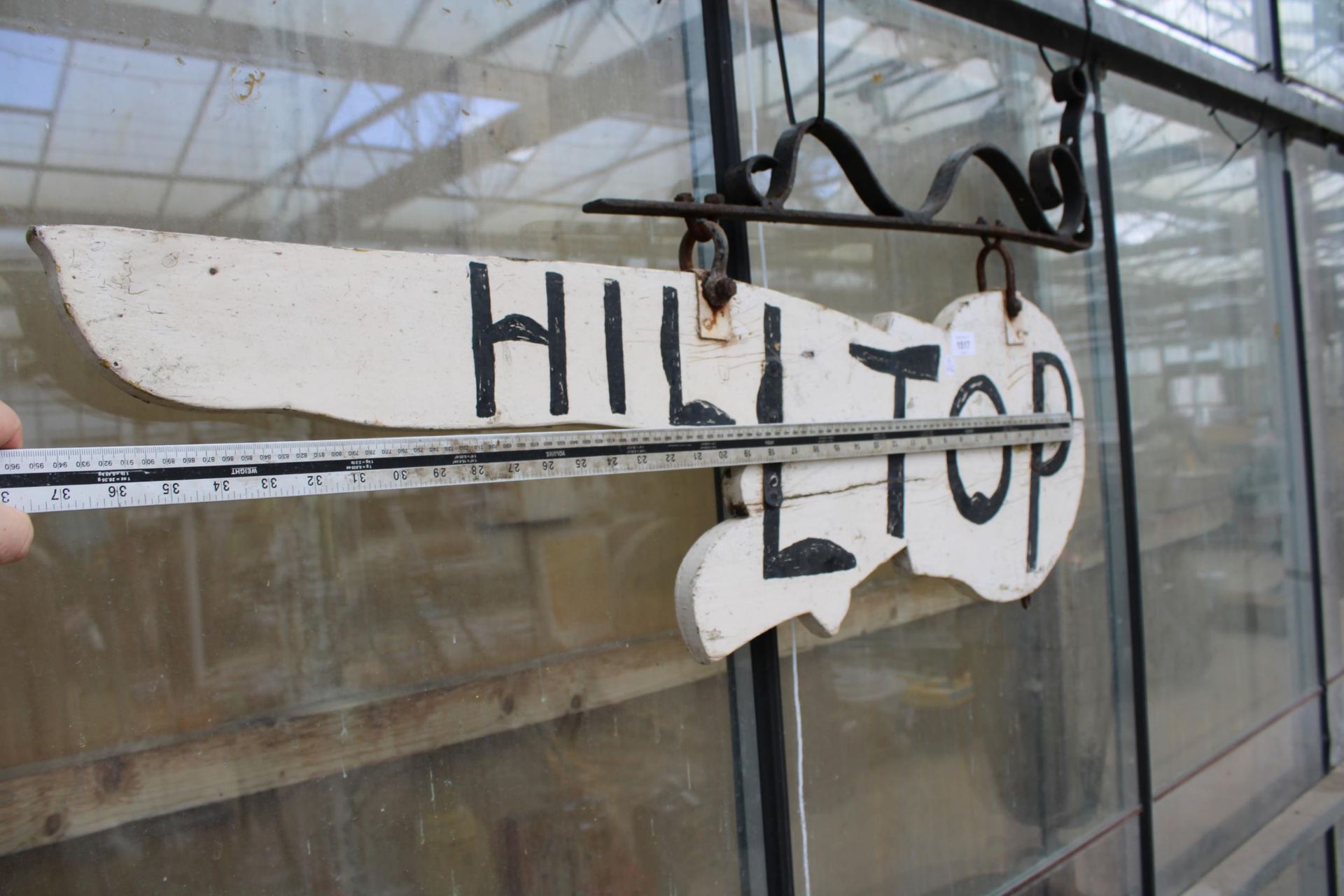 A VINTAGE WOODEN HAND PAINTED 'HILLTIOP' SIGN WITH CAST IRON HANGING BRACKET - Bild 3 aus 3