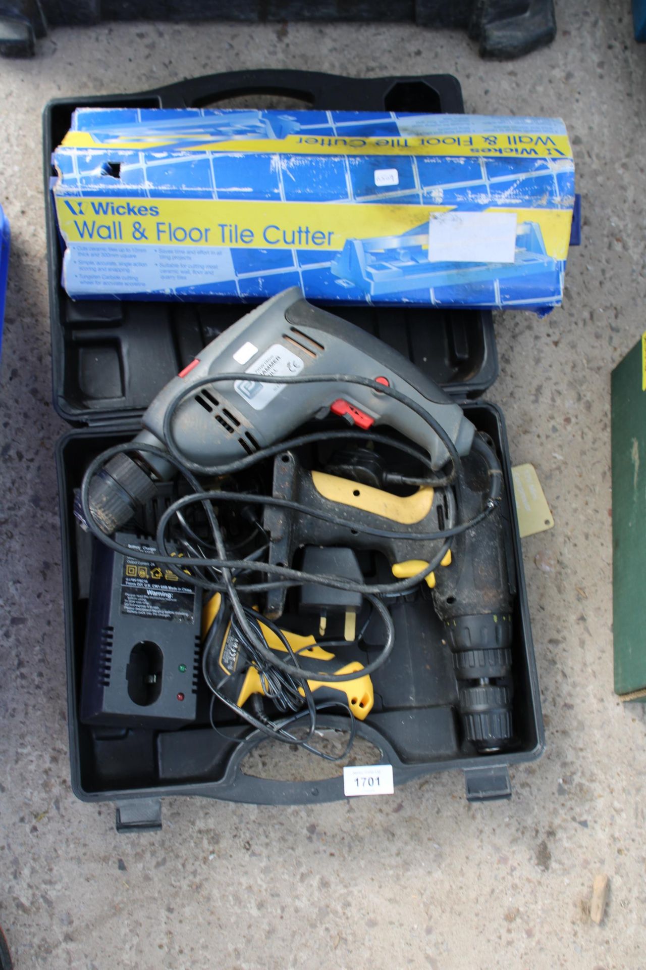 AN ASSORTMENT OF TOOLS TO INCLUDE A TILE CUTTER AND A BATTERY DRILL ETC