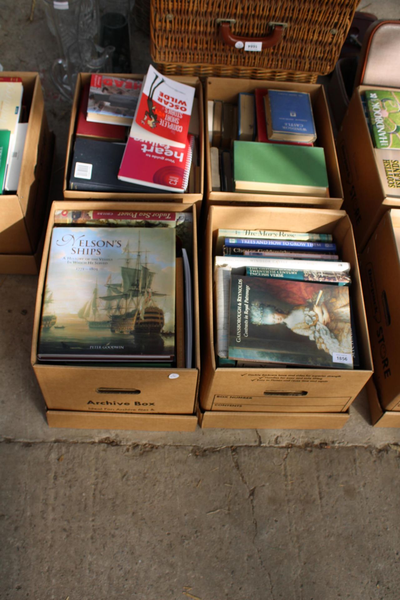 A LARGE ASSORTMENT OF VARIOUS HARDBACK AND PAPERBACK BOOKS