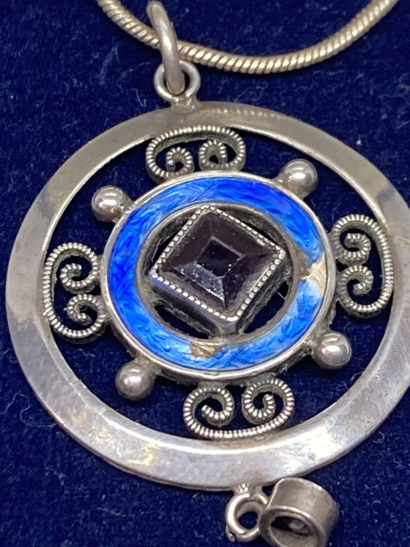 A SILVER AND ENAMEL NECKLACE IN A PRESENTATION BOX - Bild 3 aus 3