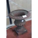 A SMALL VINTAGE CAST IRON URN PLANTER (H:25CM)