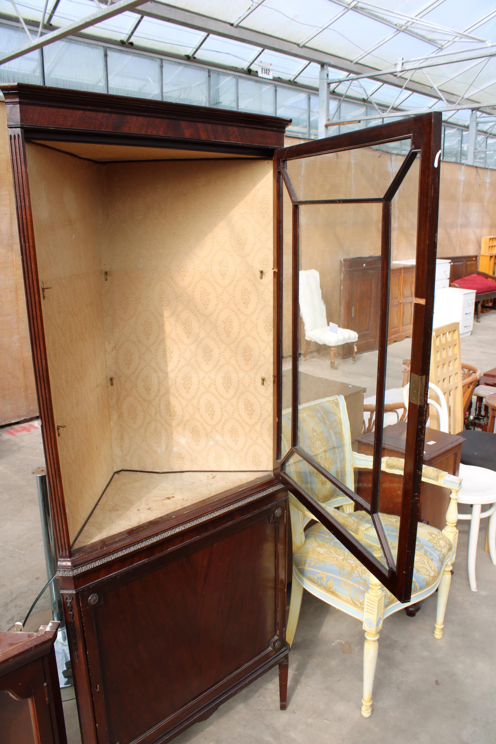 A 19TH CENTURY STYLE MAHOGANY CORNER CUPBOARD WITH GLAZED UPPER PORTION AND A SMALL CORNER CUPBOARD - Image 4 of 5