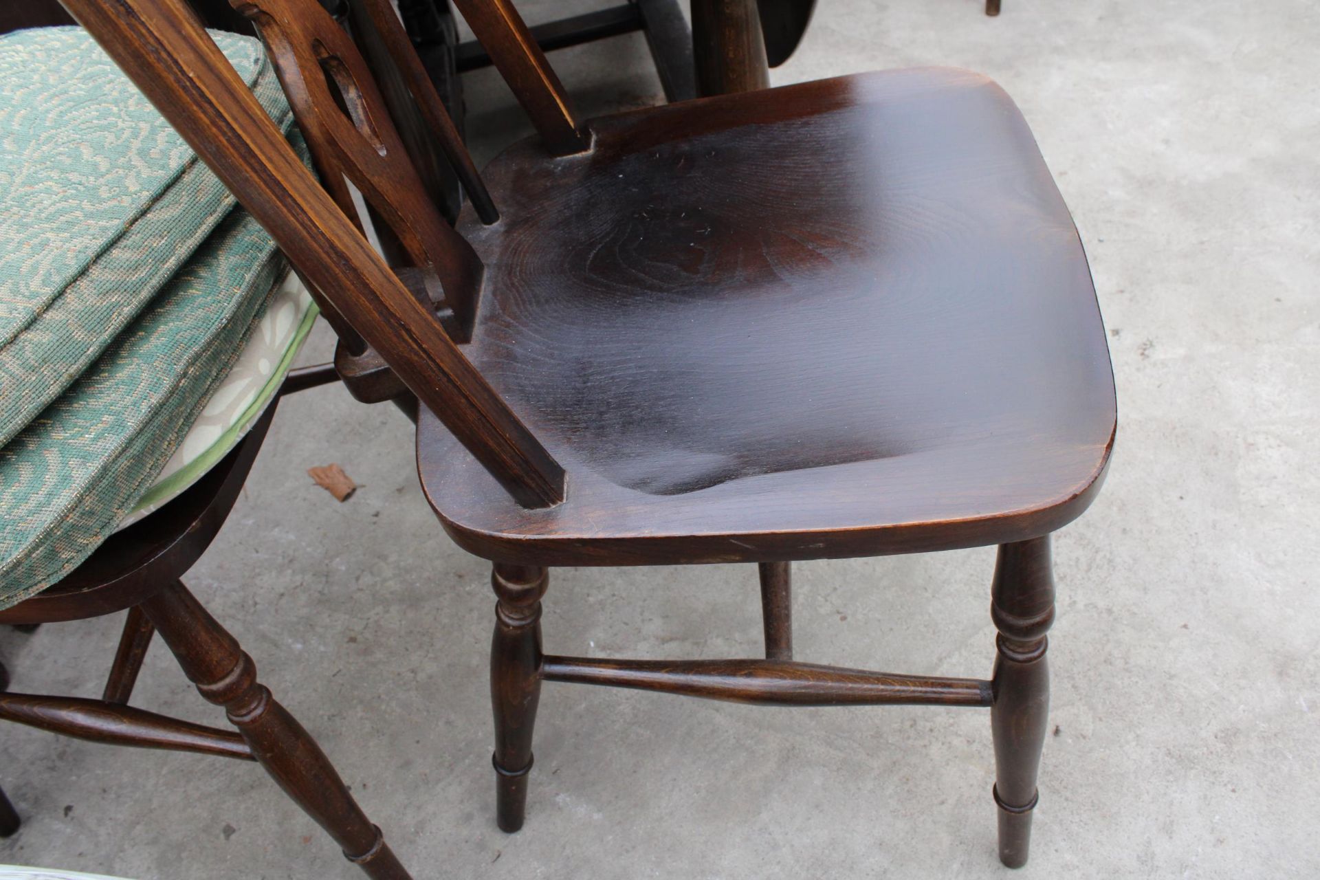 AN OVAL OAK GATELEG DINING TABLE AND FOUR ERCOL STYLE WINDSOR CHAIRS - Image 4 of 5