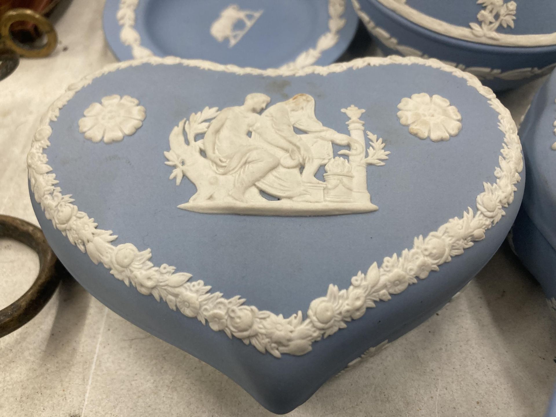 A LARGE QUANTITY OF WEDGWOOD JASPERWARE POWDER BLUE TO INCLUDE TRINKET BOXES, VASES, PIN DISHES, - Bild 4 aus 6
