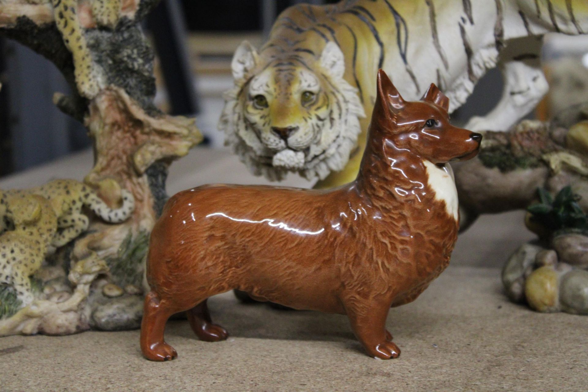 A MIXED LOT OF CERAMICS TO INCLUDE BESWICK CORGI FIGURINE (A/F) PLUS TWO TIGER AND LEOPARD - Image 2 of 5