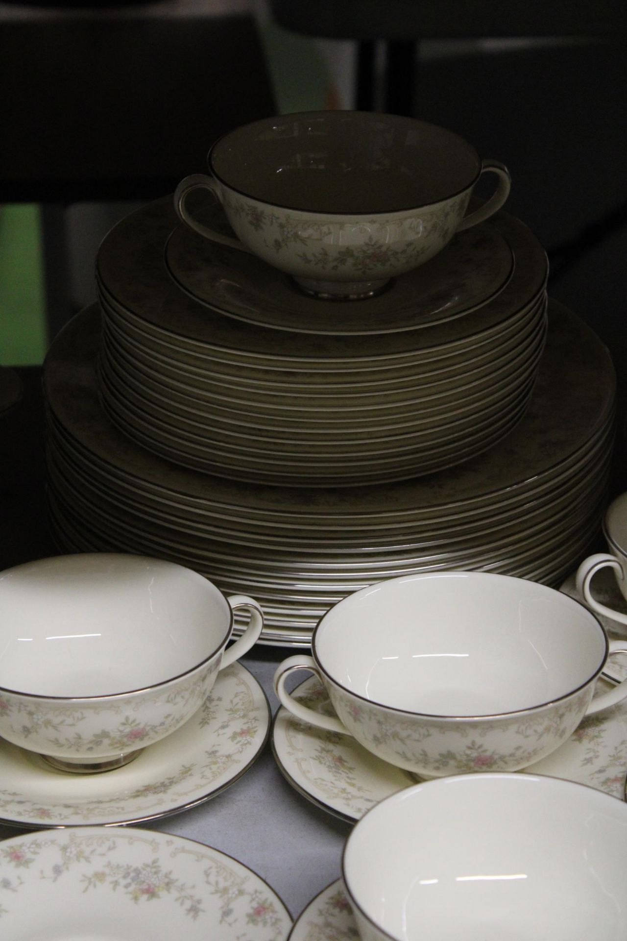 A ROYAL DOULTON 'DIANA' DINNER SERVICE TO INCLUDE SERVING TUREENS, VARIOUS SIZES OF PLATES, SOUP - Image 2 of 6