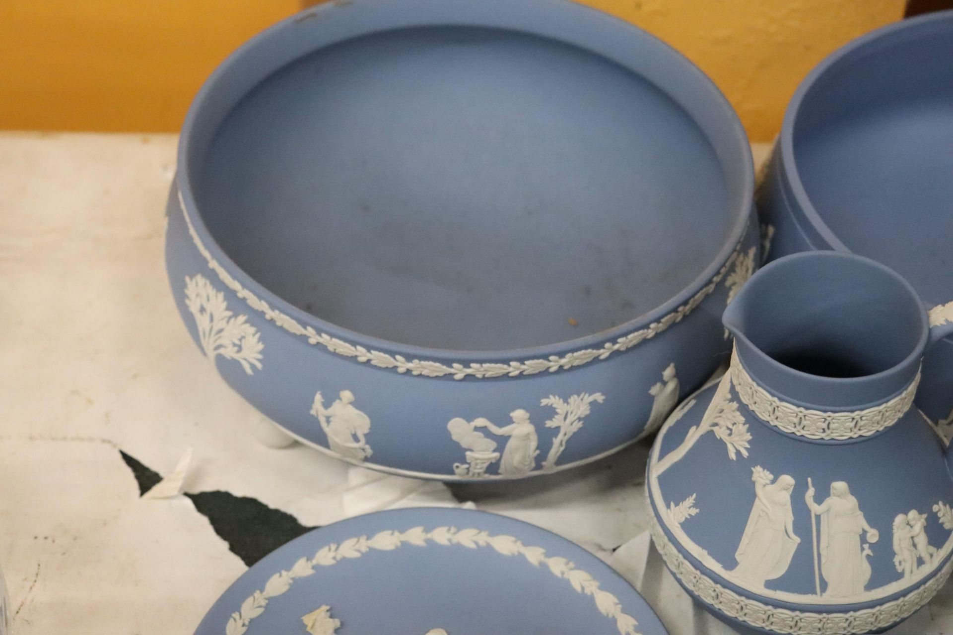 A LARGE COLLECTION OF WEDGWOOD POWDER BLUE JASPERWARE, TO INCLUDE CABINET PLATES, LARGE BOWLS, PIN - Image 7 of 10