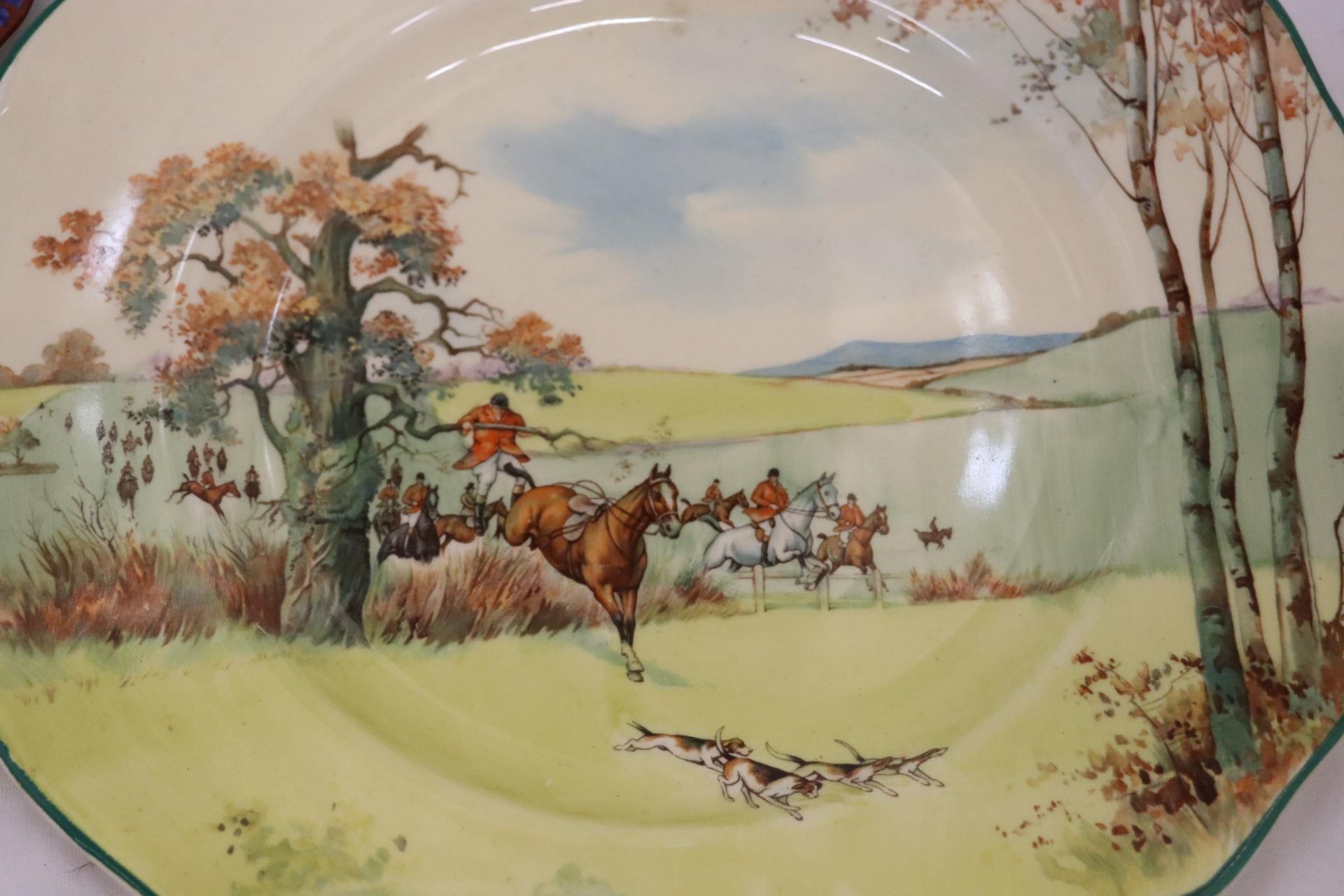 TWO COLLECTORS PLATES TO INCLUDE A ROYAL DOULTON FOX HUNTING DINNER PLATE AND ORIENTAL STYLE CAULDON - Image 2 of 7