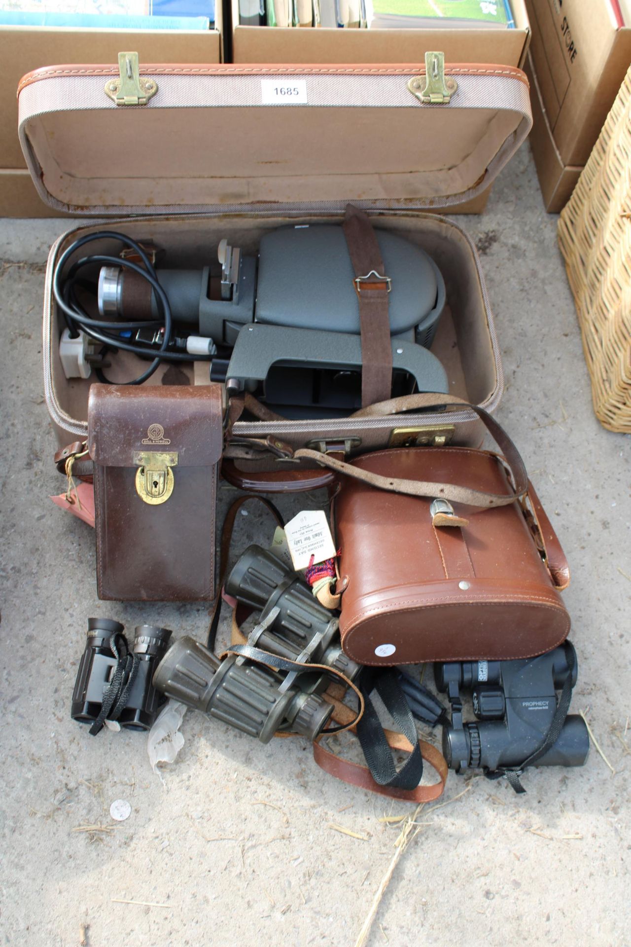 AN ASSORTMENT OF ITEMS TO INCLUDE A VINTAGE PROJECTOR AND FOUR PAIRS OF BINOCULARS ETC