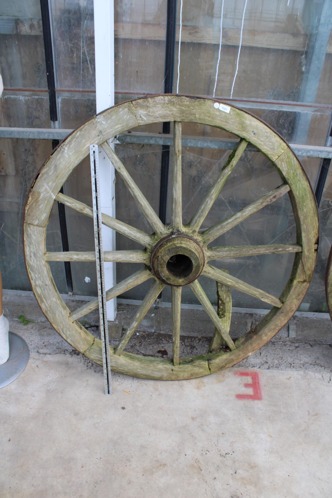 A VINTAGE WOODEN AND METAL BANDED CART WHEEL (D:120CM)