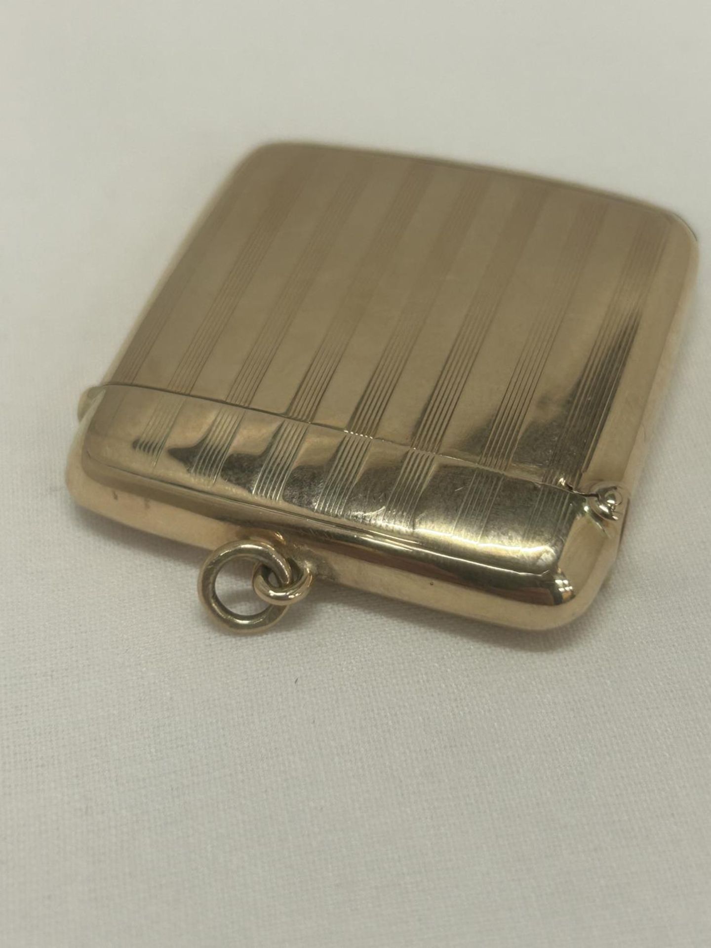 A 9CT GOLD FULLY HALLMARKED ENGINE TURNED VESTA CASE WITH FLIP TOP COVER & SUSPENSION LOOP WEIGHT - Image 5 of 5