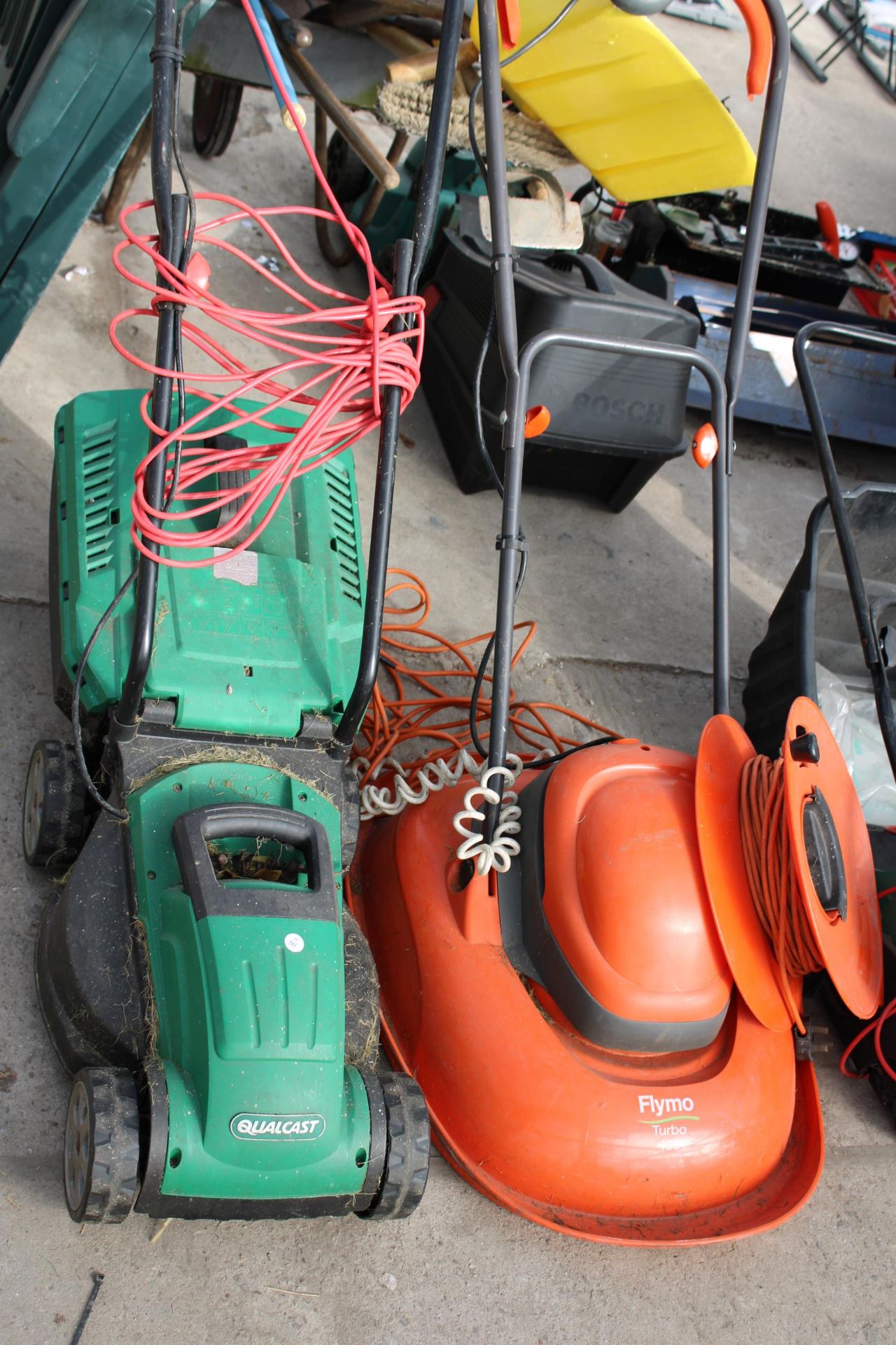 AN ELECTRIC FLYMO, AN ELECTRIC QUALCAST LAWN MOER AND A QUALCAST ELECTRIC LAWN RAKE - Bild 2 aus 3