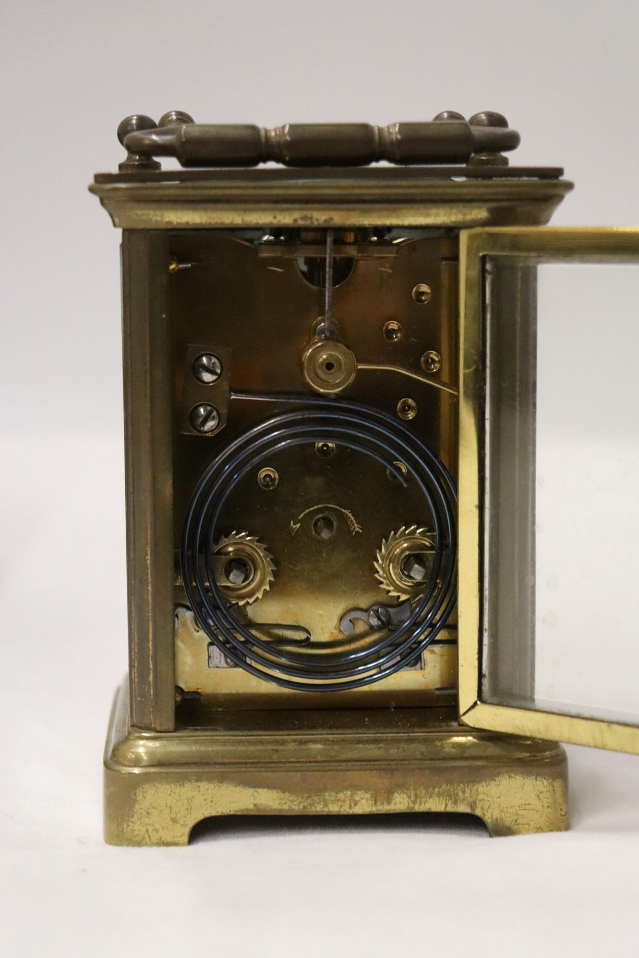 A VINTAGE BRASS ALARM CLOCK WITH GLASS SIDES TO SHOW INNER WORKINGS, IN A LEATHER CASE - Image 7 of 11