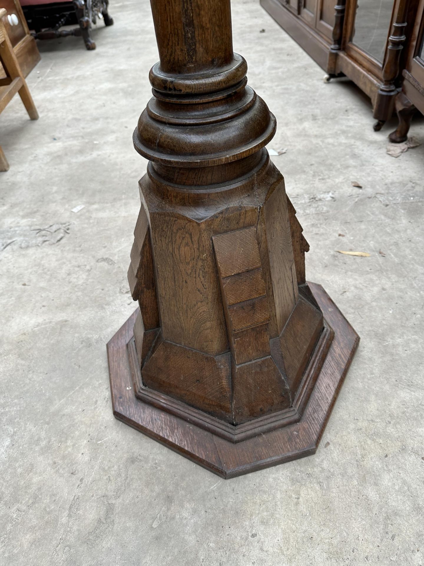 AN DOUBLE SIDED OAK CHOIR LECTERN WITH TURNED AND CARVED COLUMN - Image 6 of 6