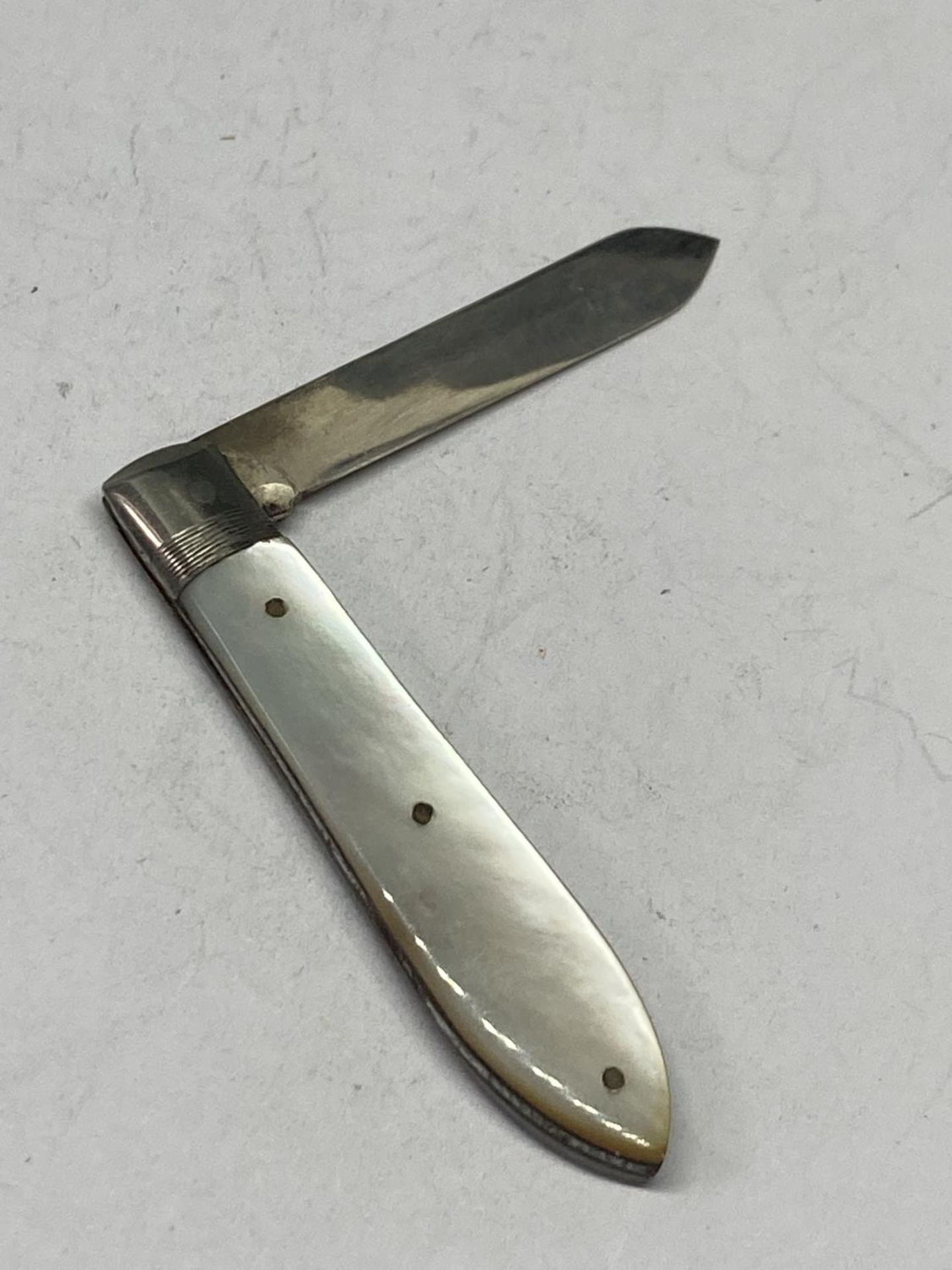 A HALLMARKED SHEFFIELD SILVER FRUIT KNIFE WITH MOTHER OF PEARL HANDLE - Bild 3 aus 3
