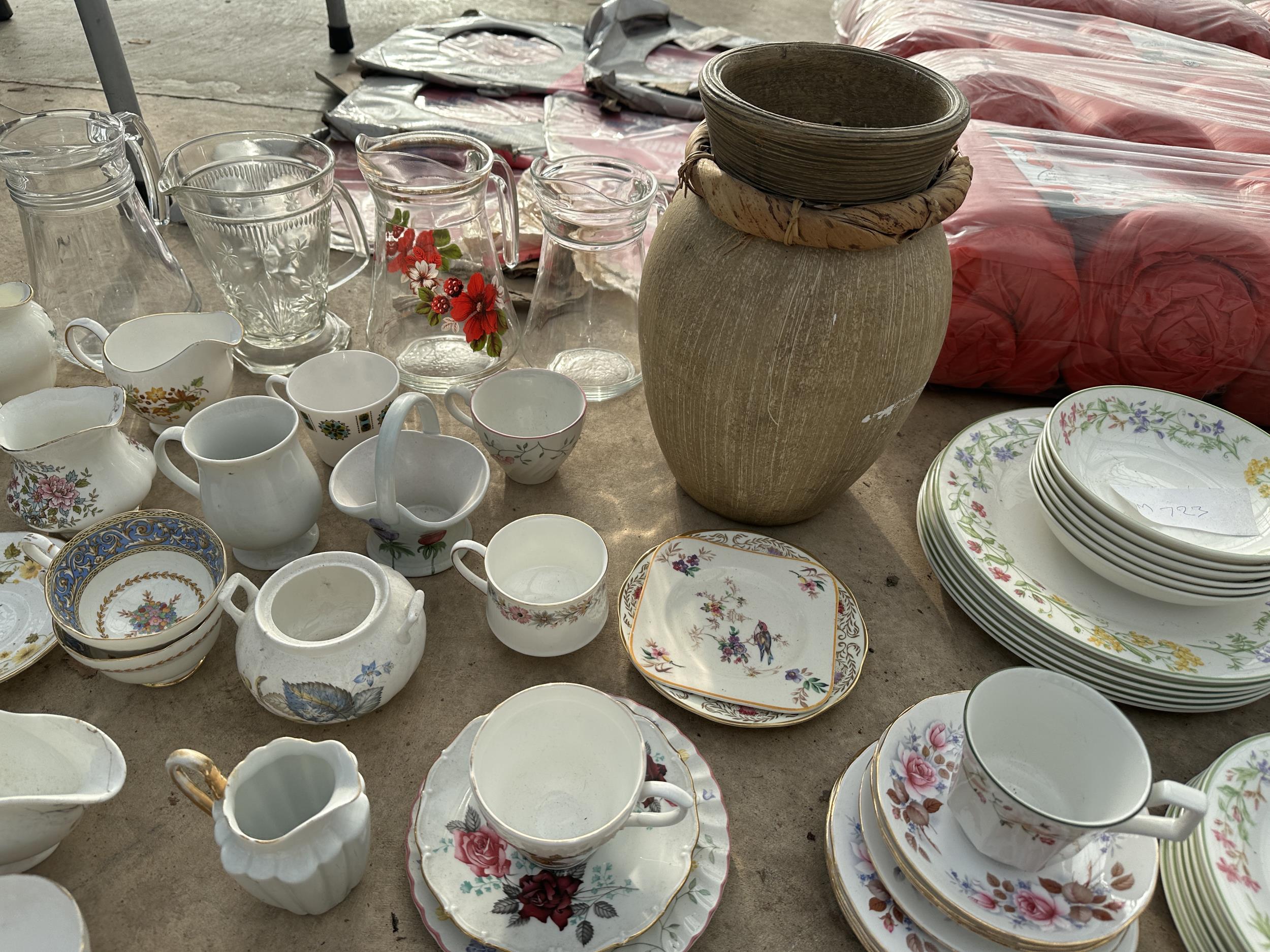 A LARGE ASSORTMENT OF CERAMICS AND GLASS WARE TO INCLUDE BOWLS, PLATES AND CUPS AND SAUCERS ETC - Image 3 of 4